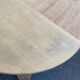 Table à manger scandinave ronde extensible décapée en chêne brut 1980