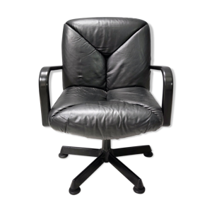 Chaise pivotante en cuir
