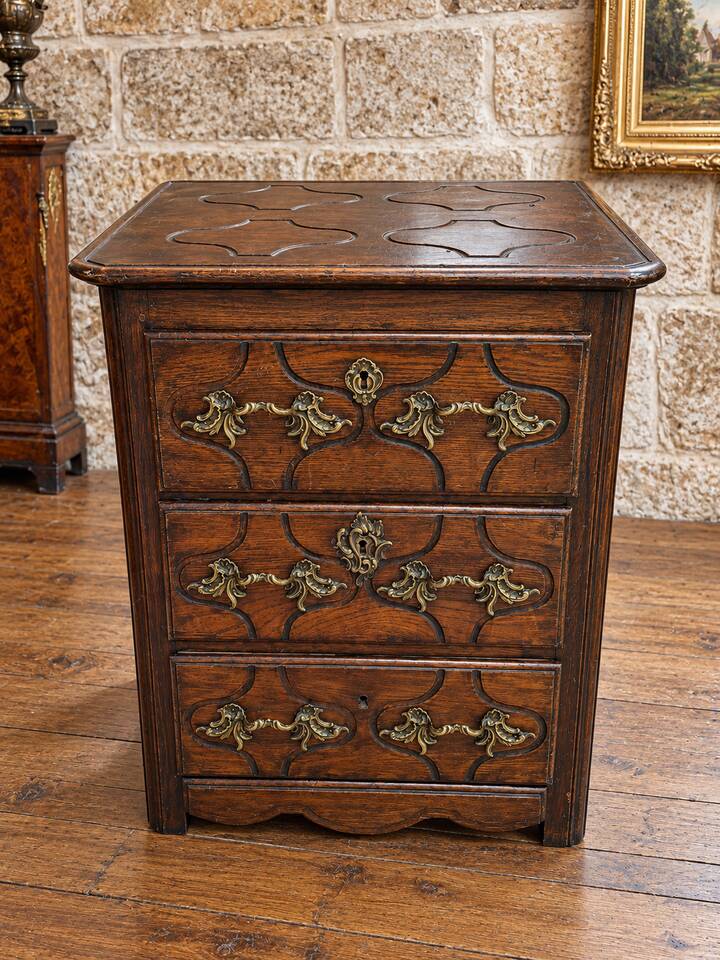 Louis XIV commode in oak – Sculpted decoration and bronze fittings – 18th century