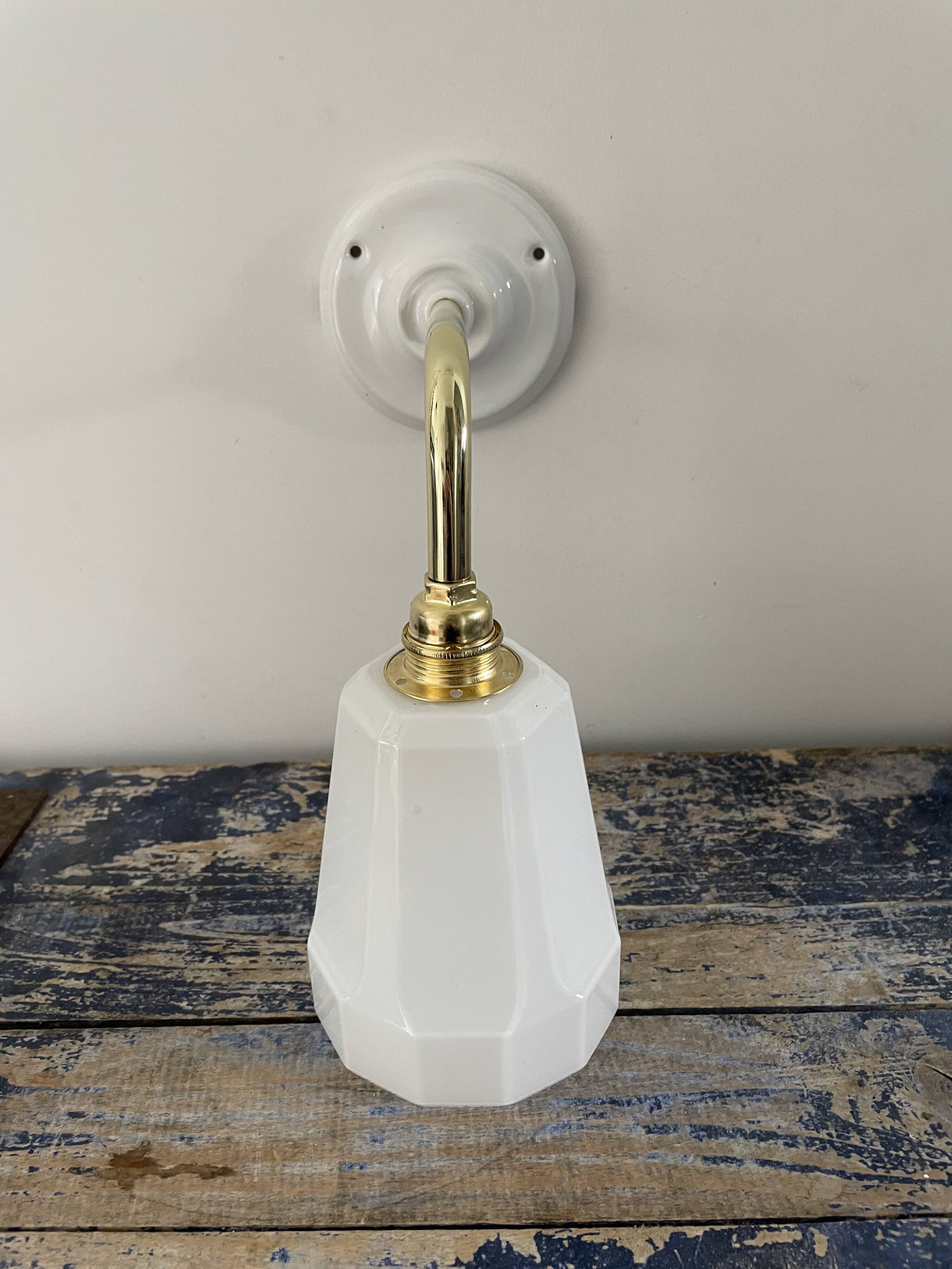 Wall lamp in white opaline and ceramic