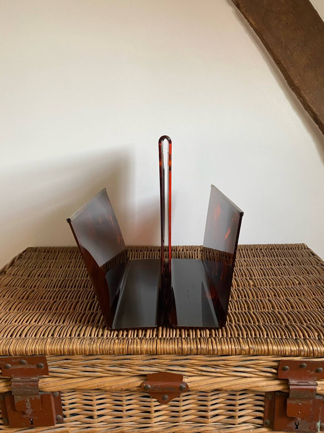 Vintage magazine holder in plexi / imitation scales - brass borders