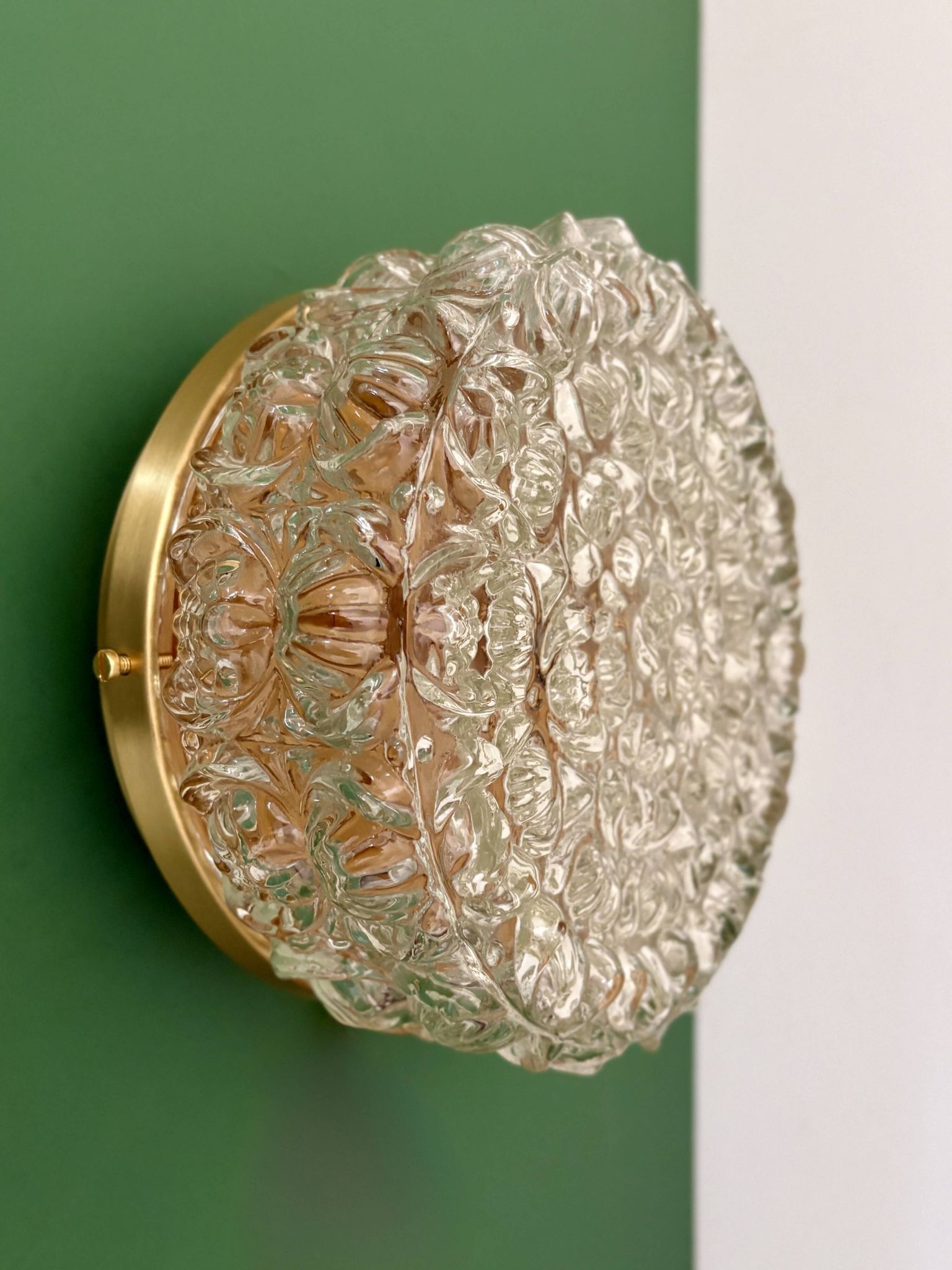 Applique ou plafonnier globe vintage en verre moulé