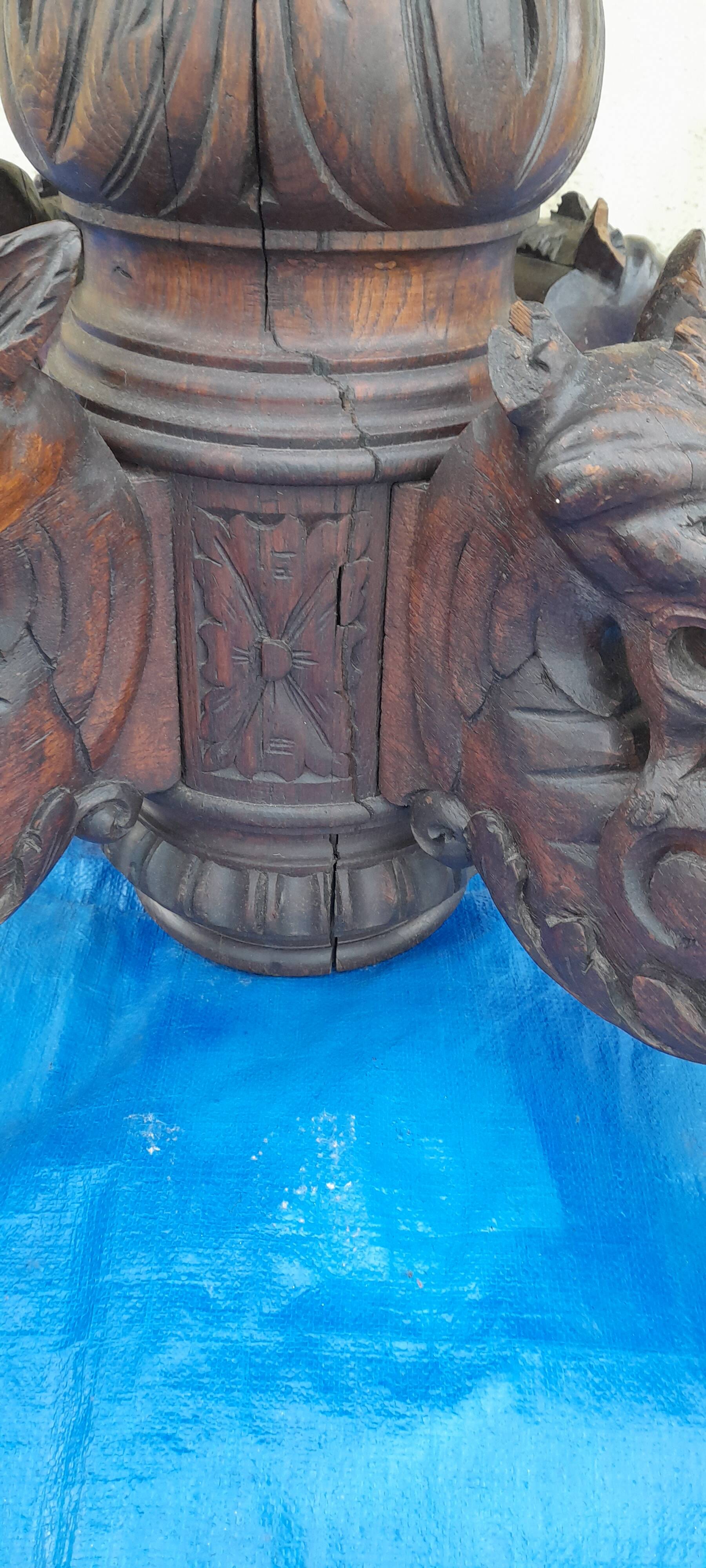 Round table in molded and carved oak with quill decoration, central shaft with 4 runners