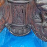 Round table in molded and carved oak with quill decoration, central shaft with 4 runners