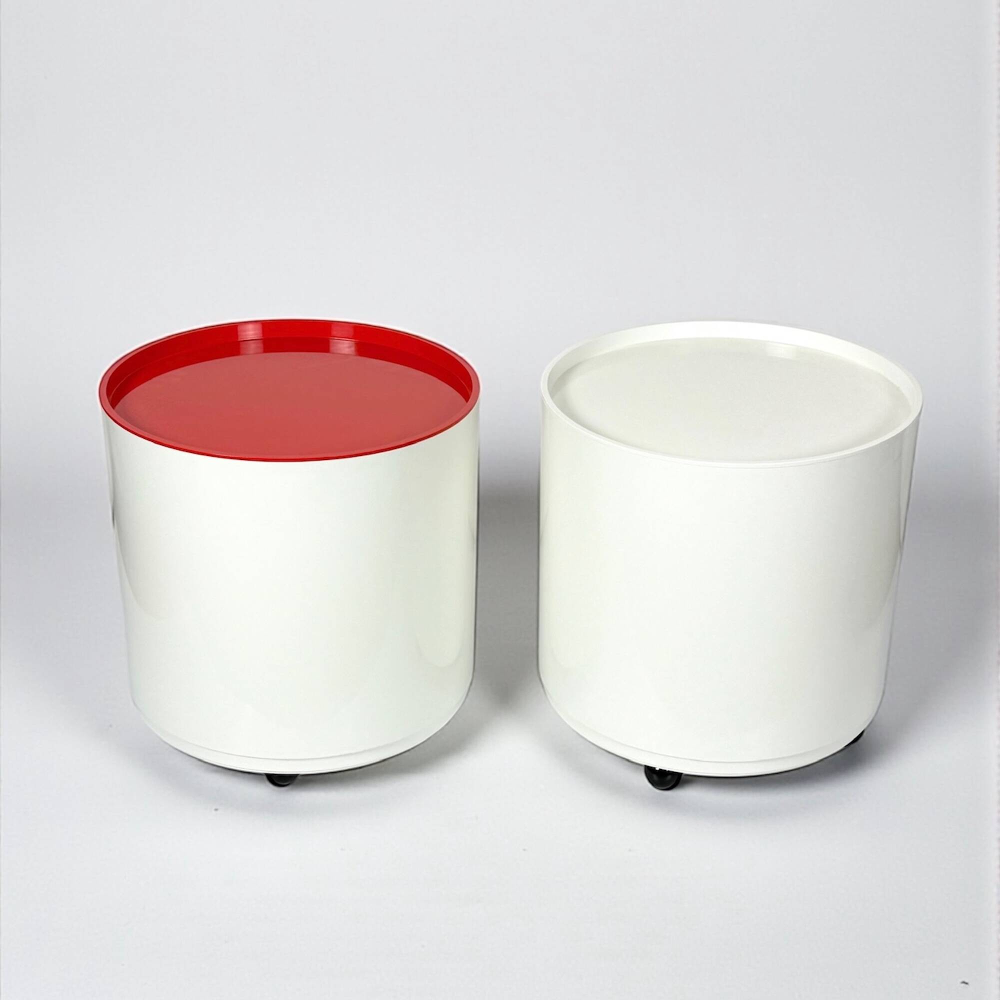 Paire de vélos Kartell Componibili des années 70 sur roulettes, coloris blanc cassé et corail.