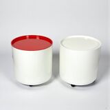 Paire de vélos Kartell Componibili des années 70 sur roulettes, coloris blanc cassé et corail.