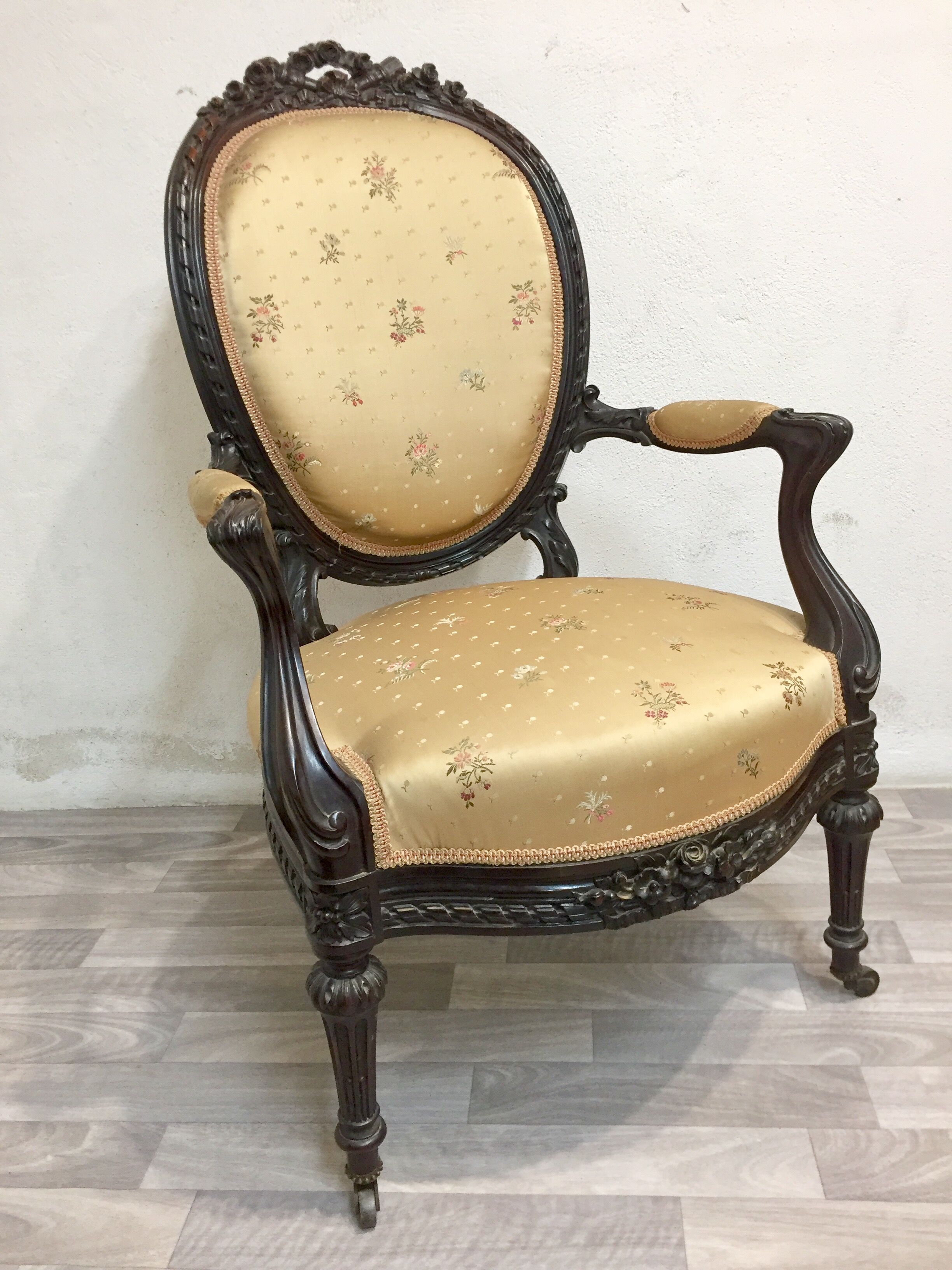 Fauteuil médaillon style Louis XV 19ème