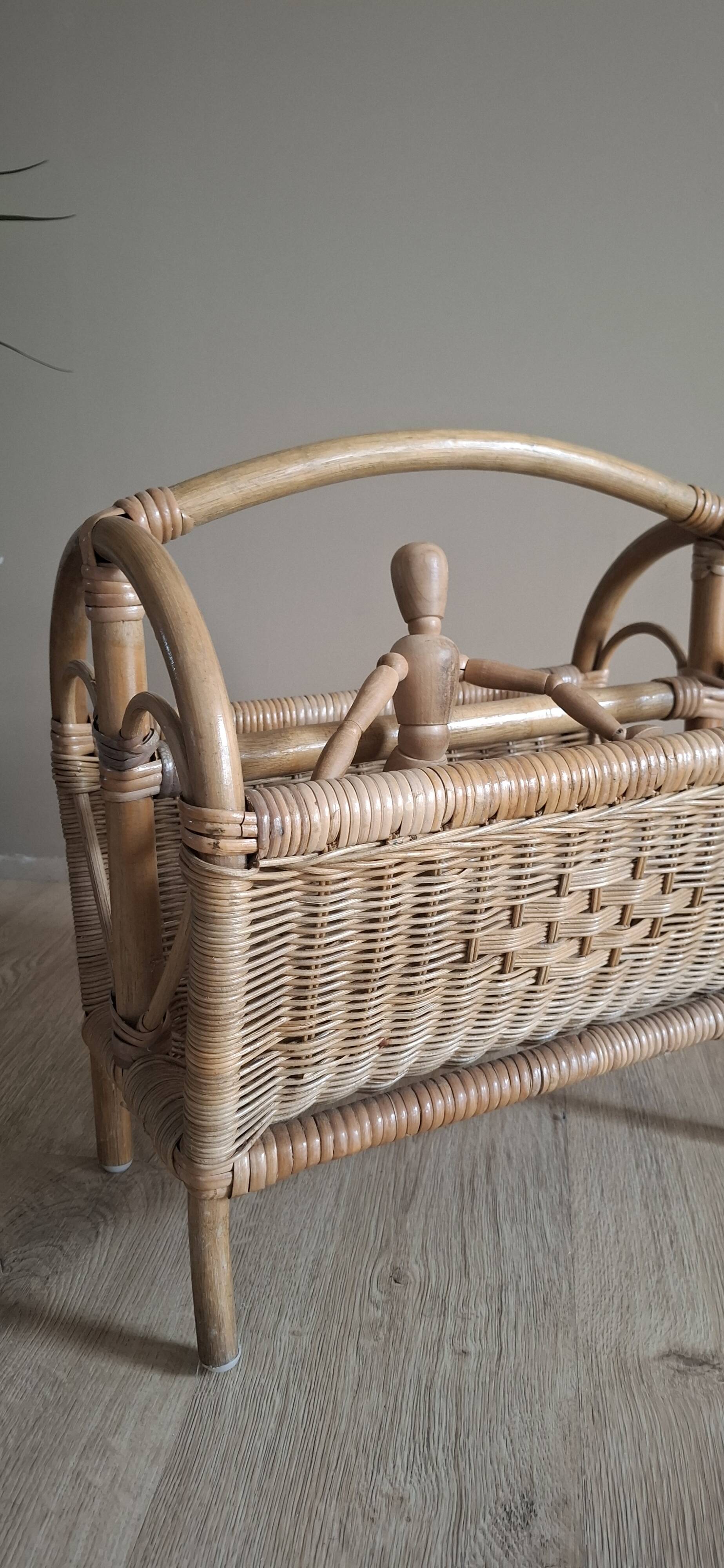 Heart-shaped rattan magazine rack