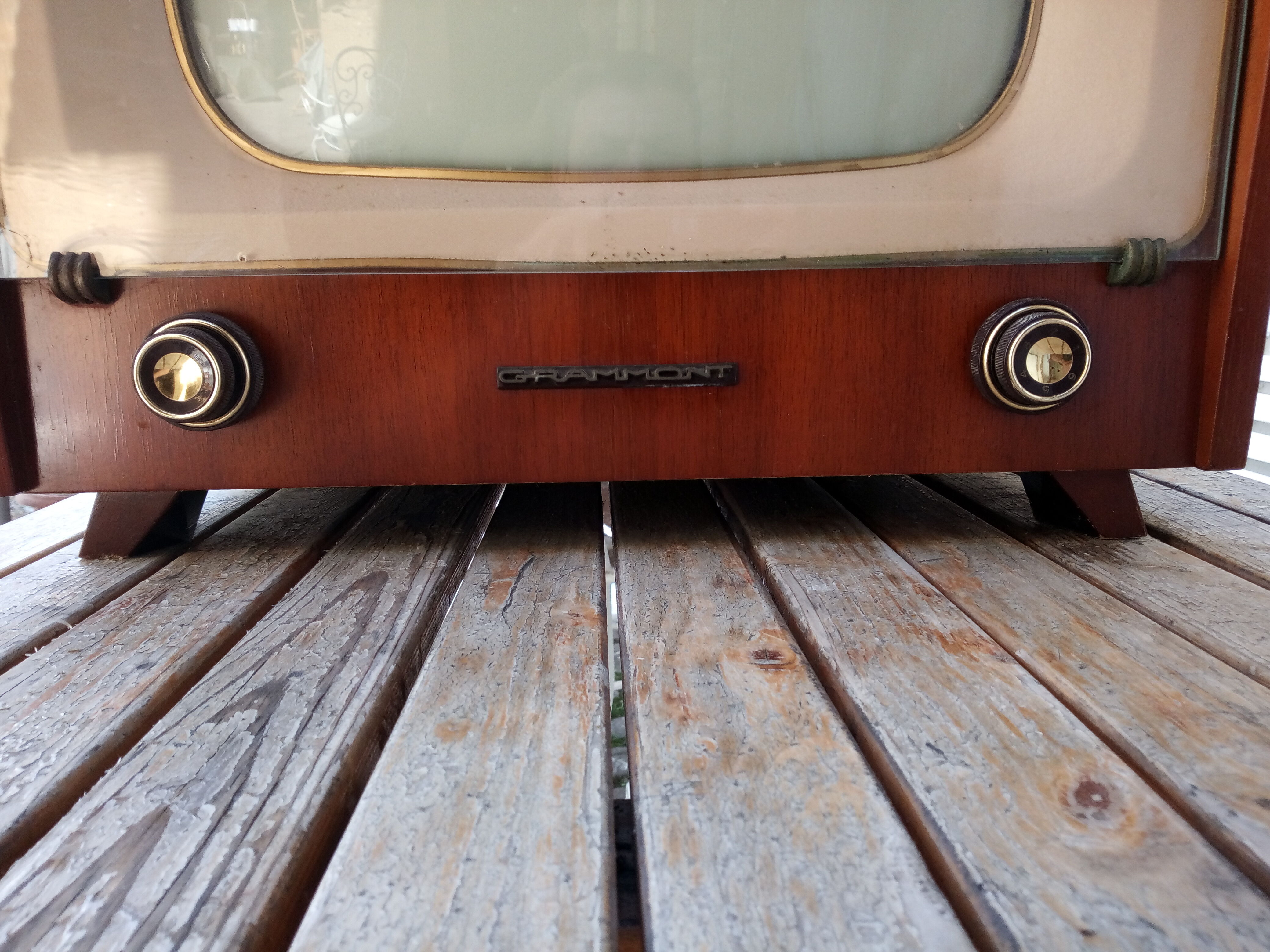 Tv in wood and glass
