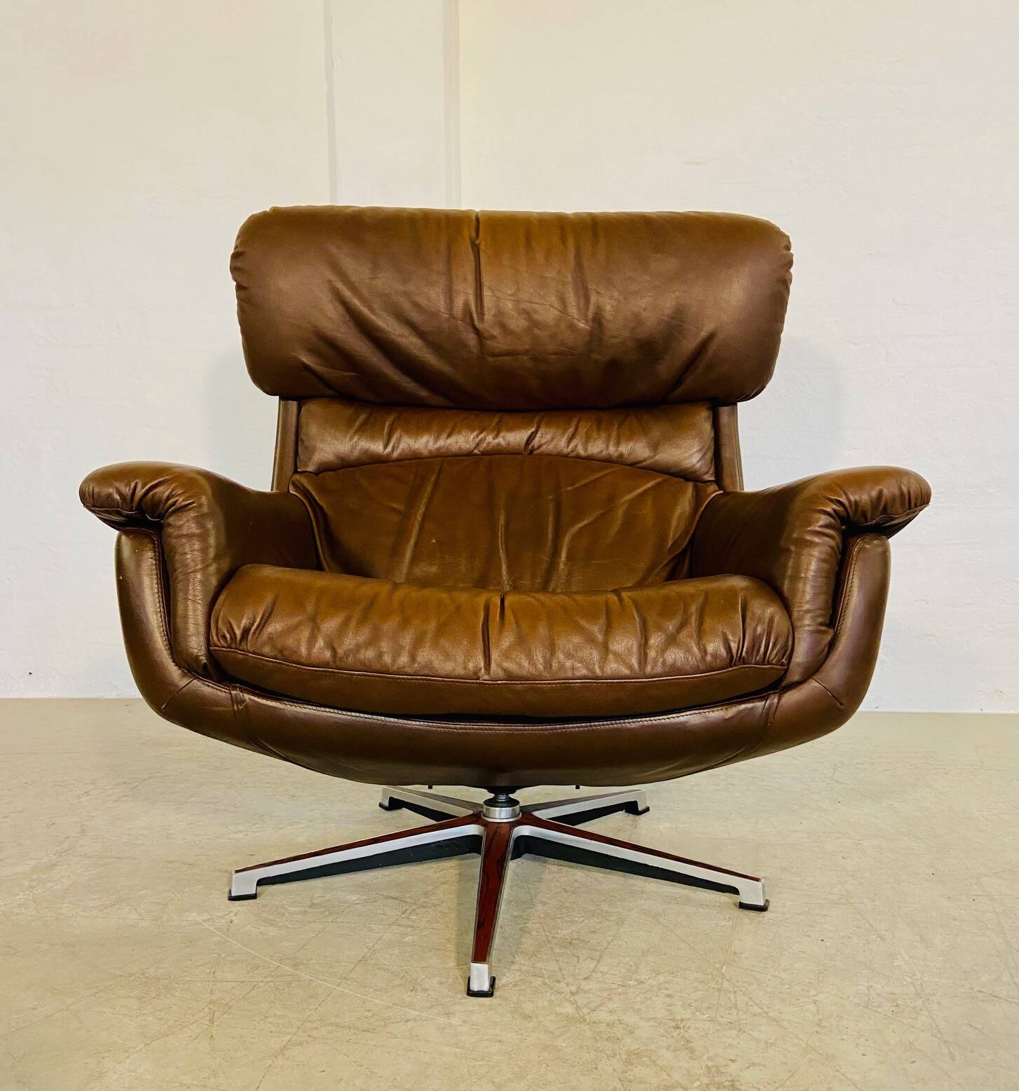 Chaise œuf pivotante en cuir danoise vintage des années 1970 par Bramin
