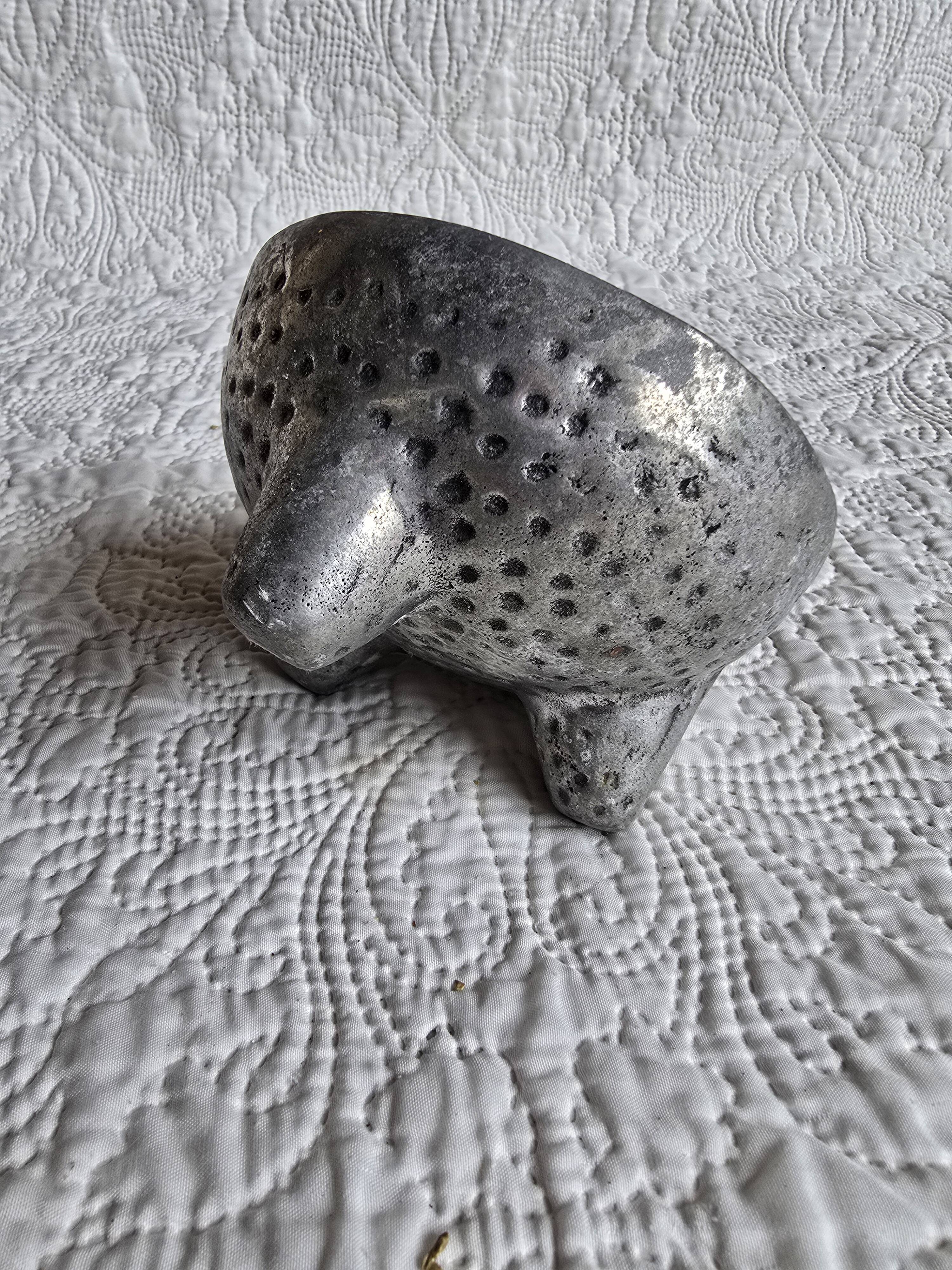 Vintage tripod bowl in hammered metal – brutalist catchall
