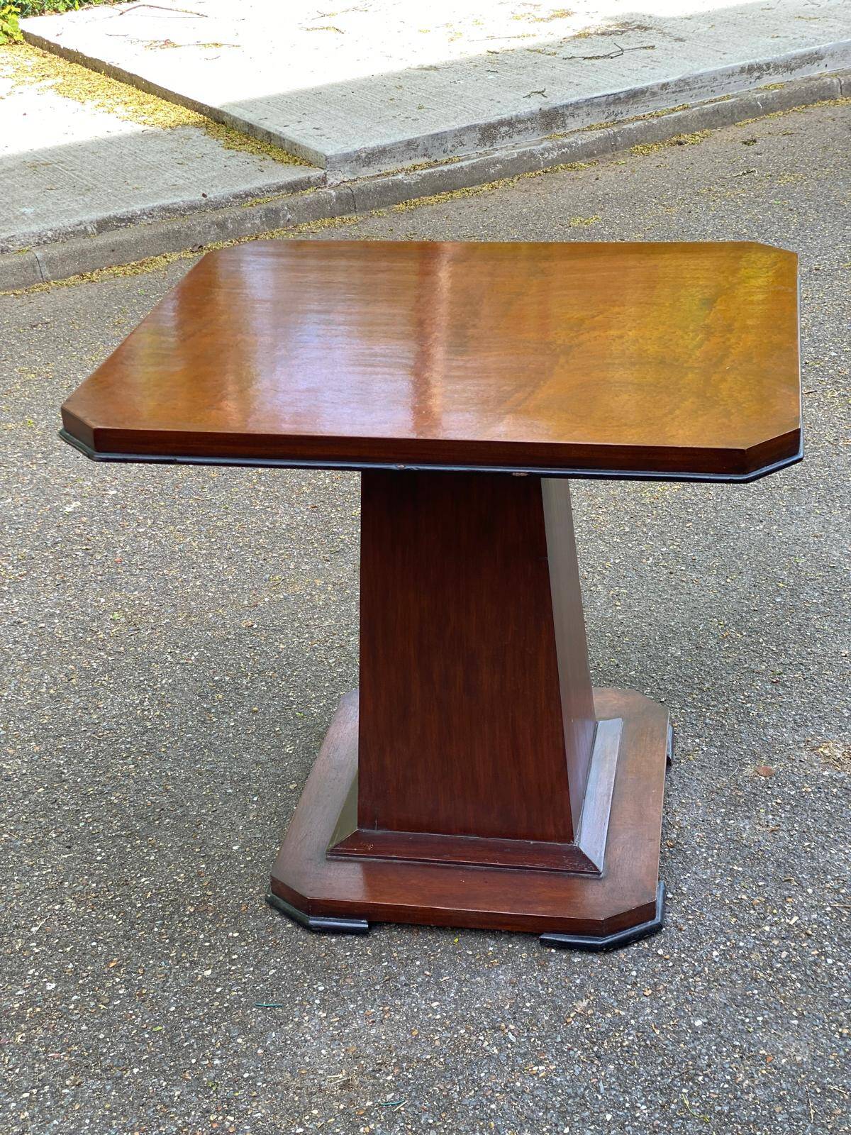 Art Deco dining table in rosewood from the 1950s with a central leg.