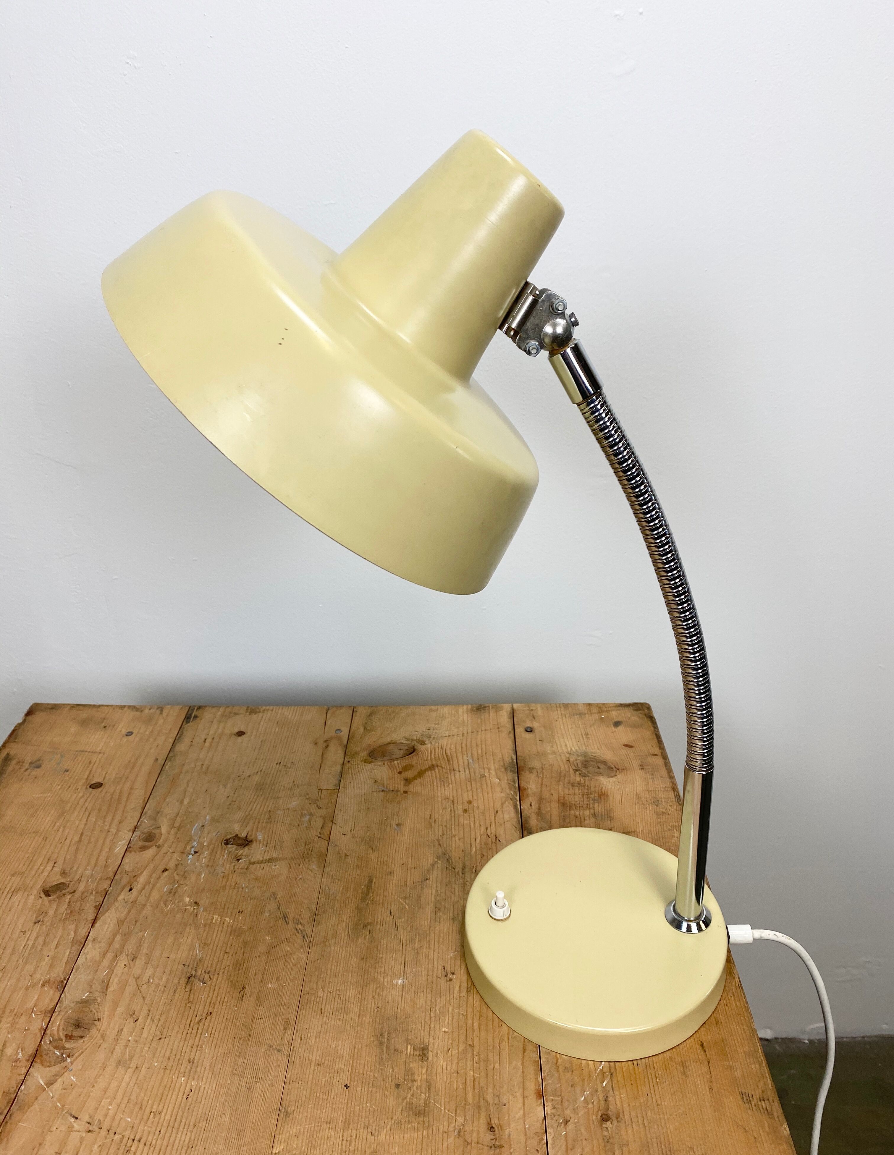 Beige gooseneck table lamp, 1960s