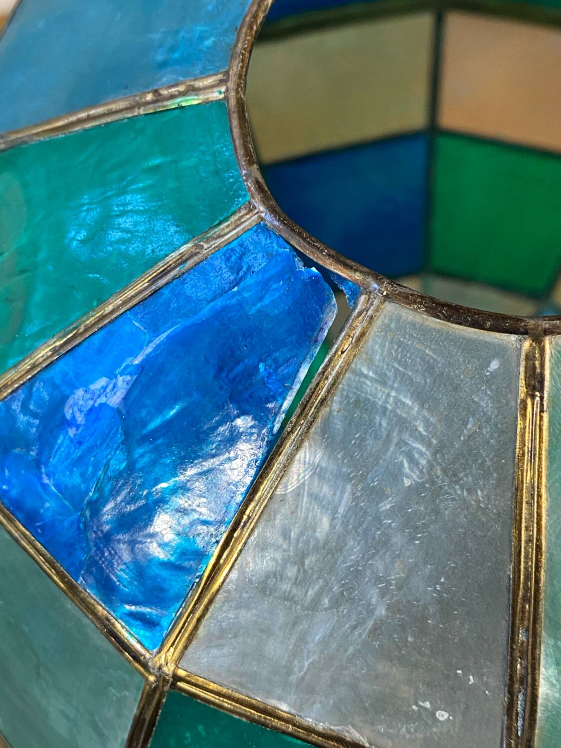 Suspension in coloured mother-of-pearl and brass