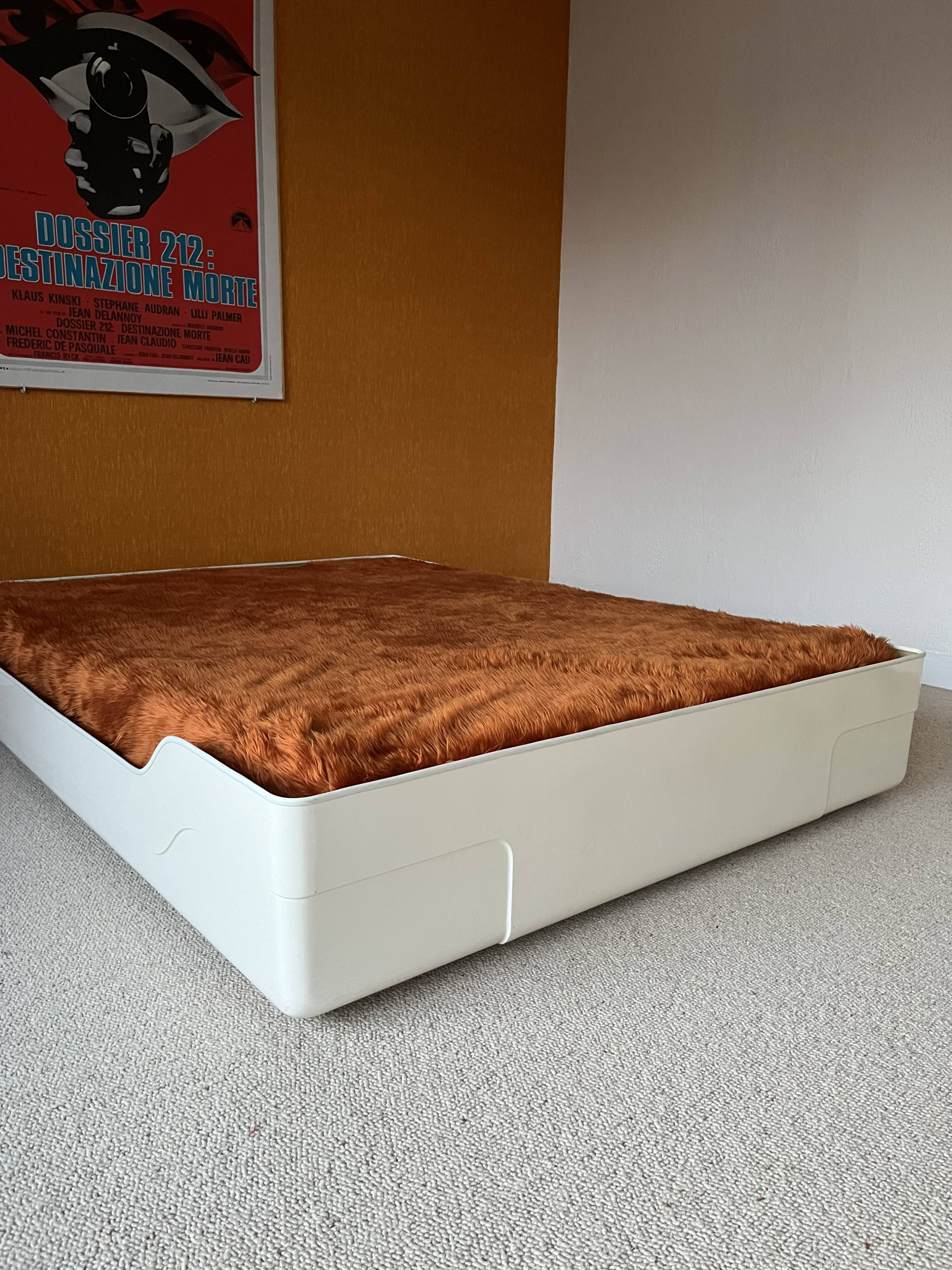Double bed Series Ozoo, designed by Marc Berthier, white fibreglass, 70s.