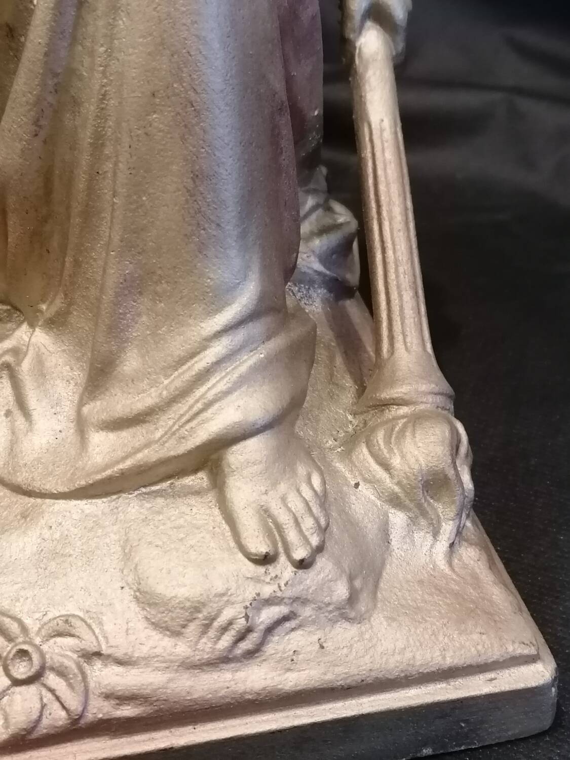 Statuette of a woman in gilded cast iron (Joan of Arc?)