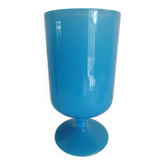 Vase bleu sur piédouche en opaline