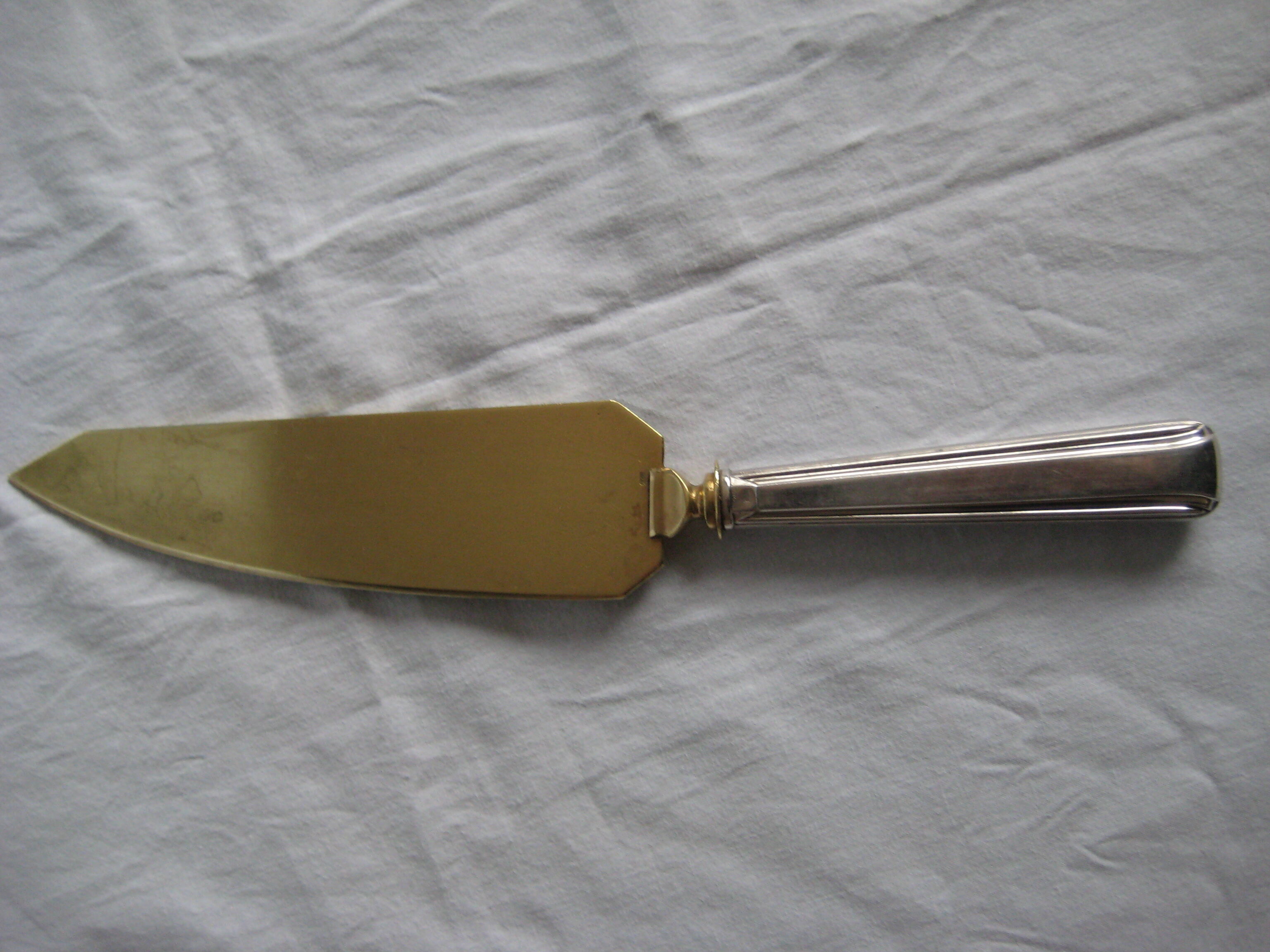 silver metal knife and cake shovel