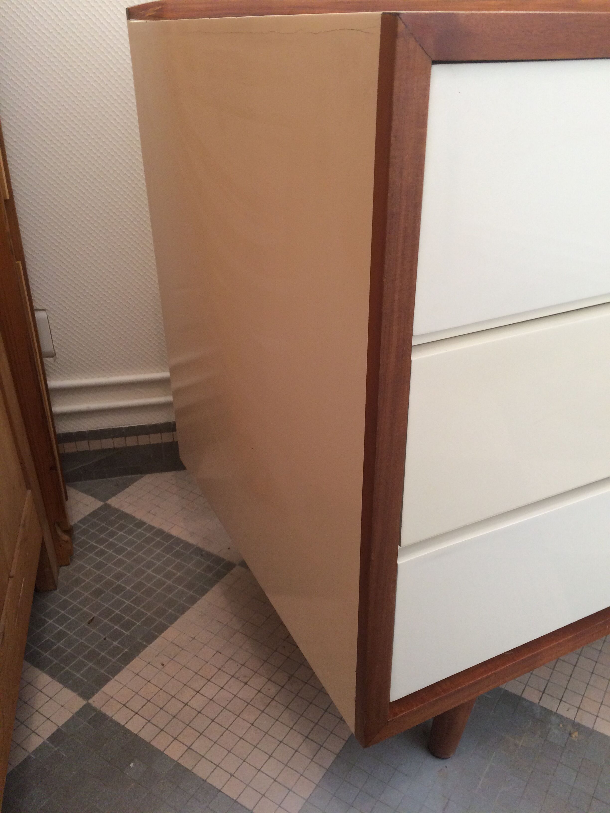 Chest of drawer with compass feet