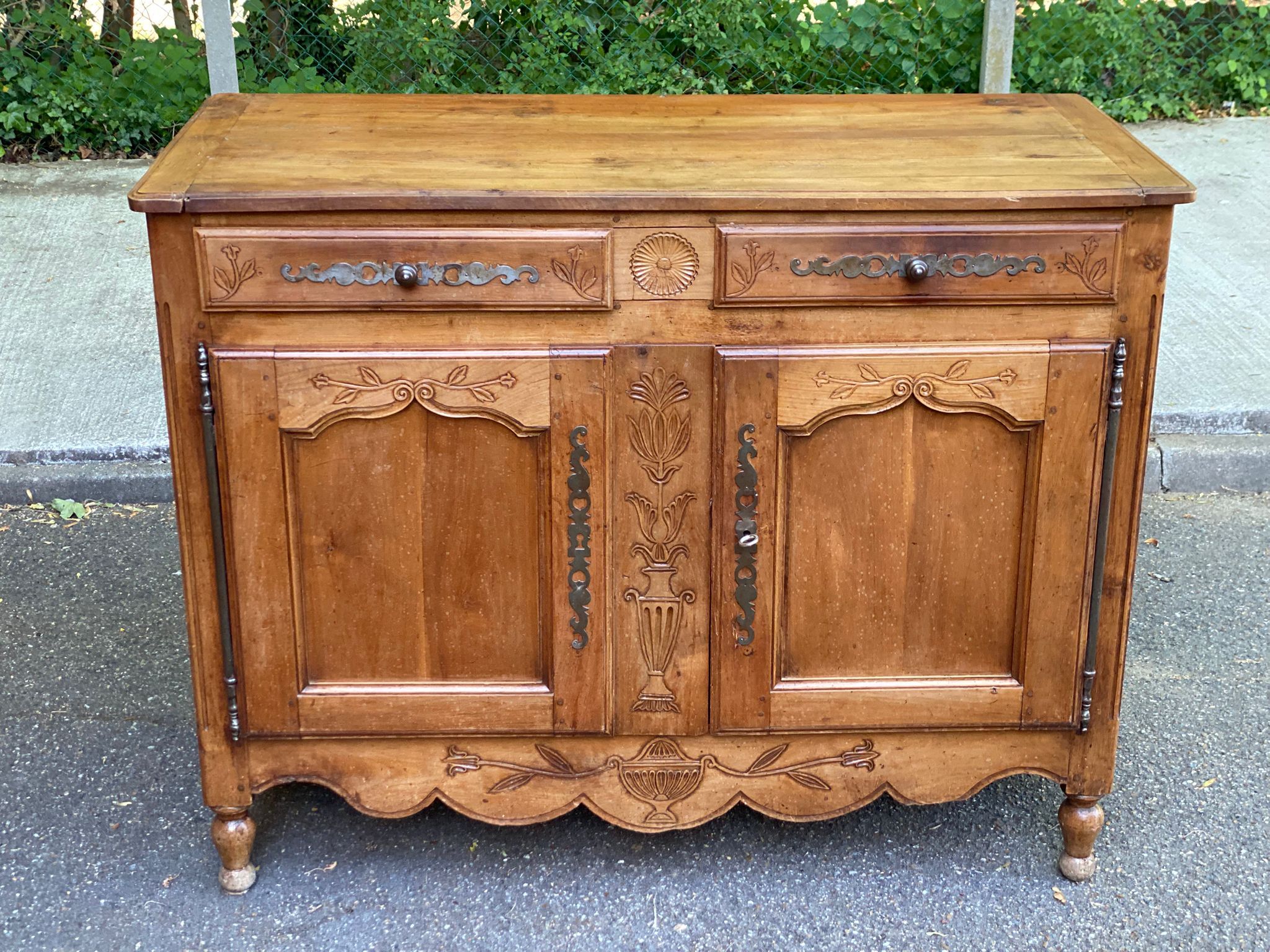 Louis XV buffet in light solid walnut from the 19th century.