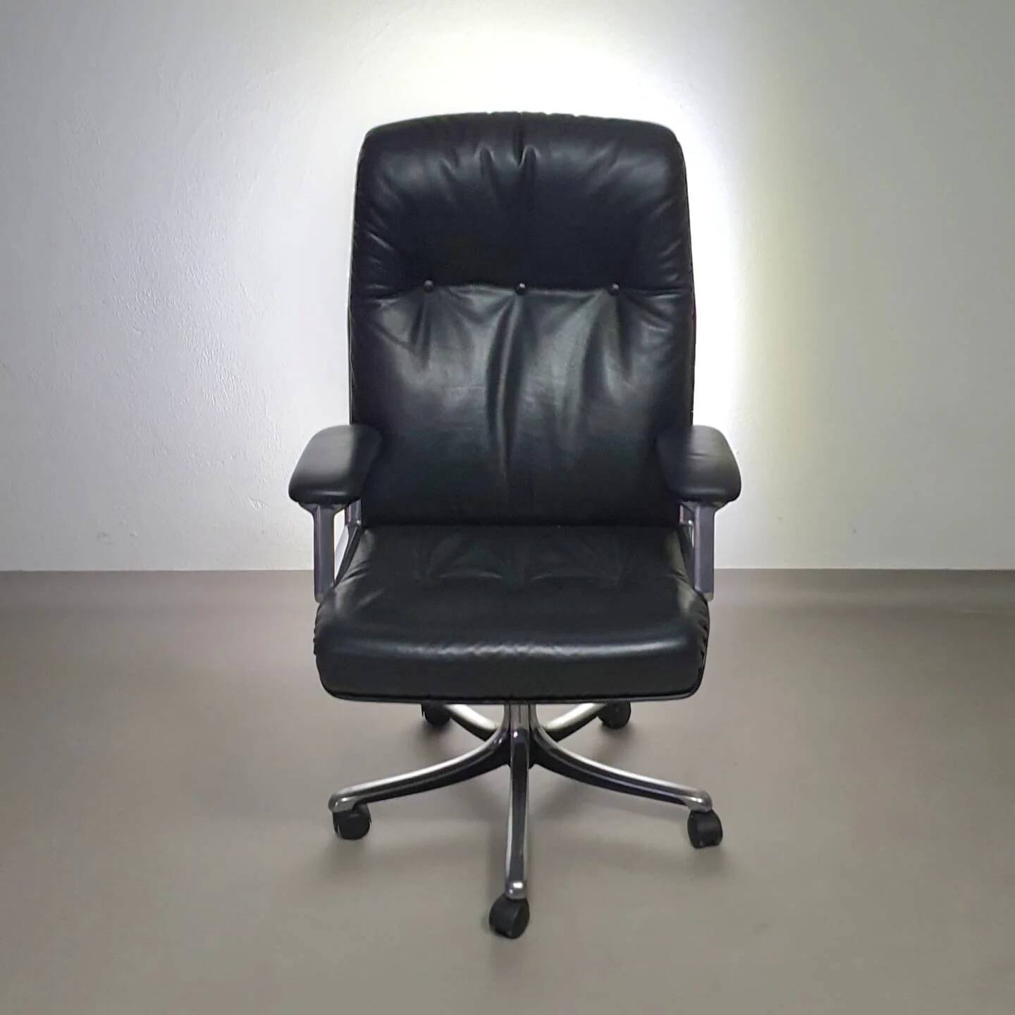 Vintage office chair P128 by Osvaldo Borsani for Tecno