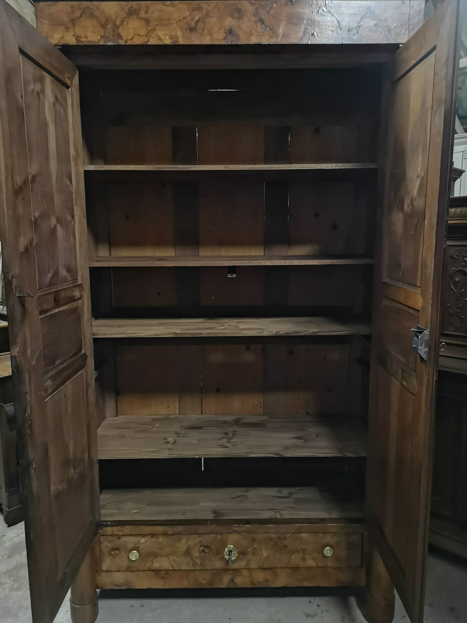 Armoire à placage de loupe