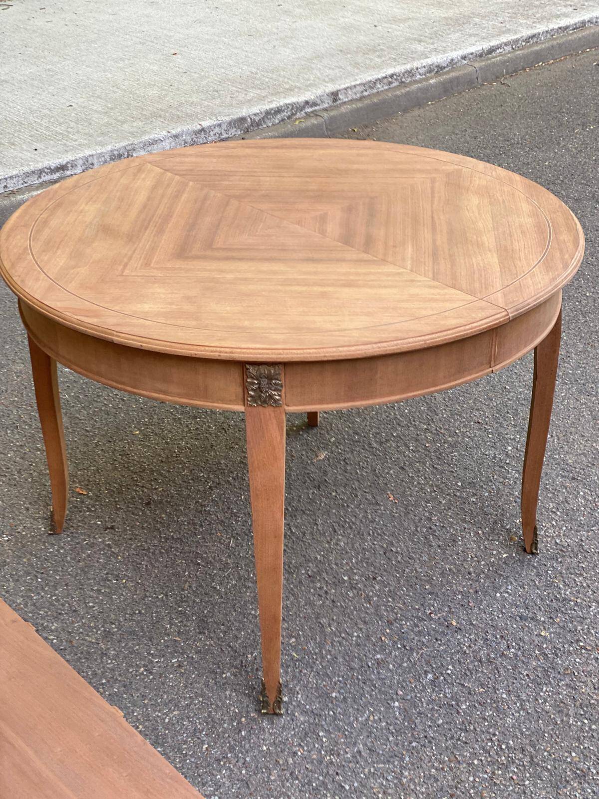 Round extendable dining table stripped in cherry wood with Louis XVI marquetry 1