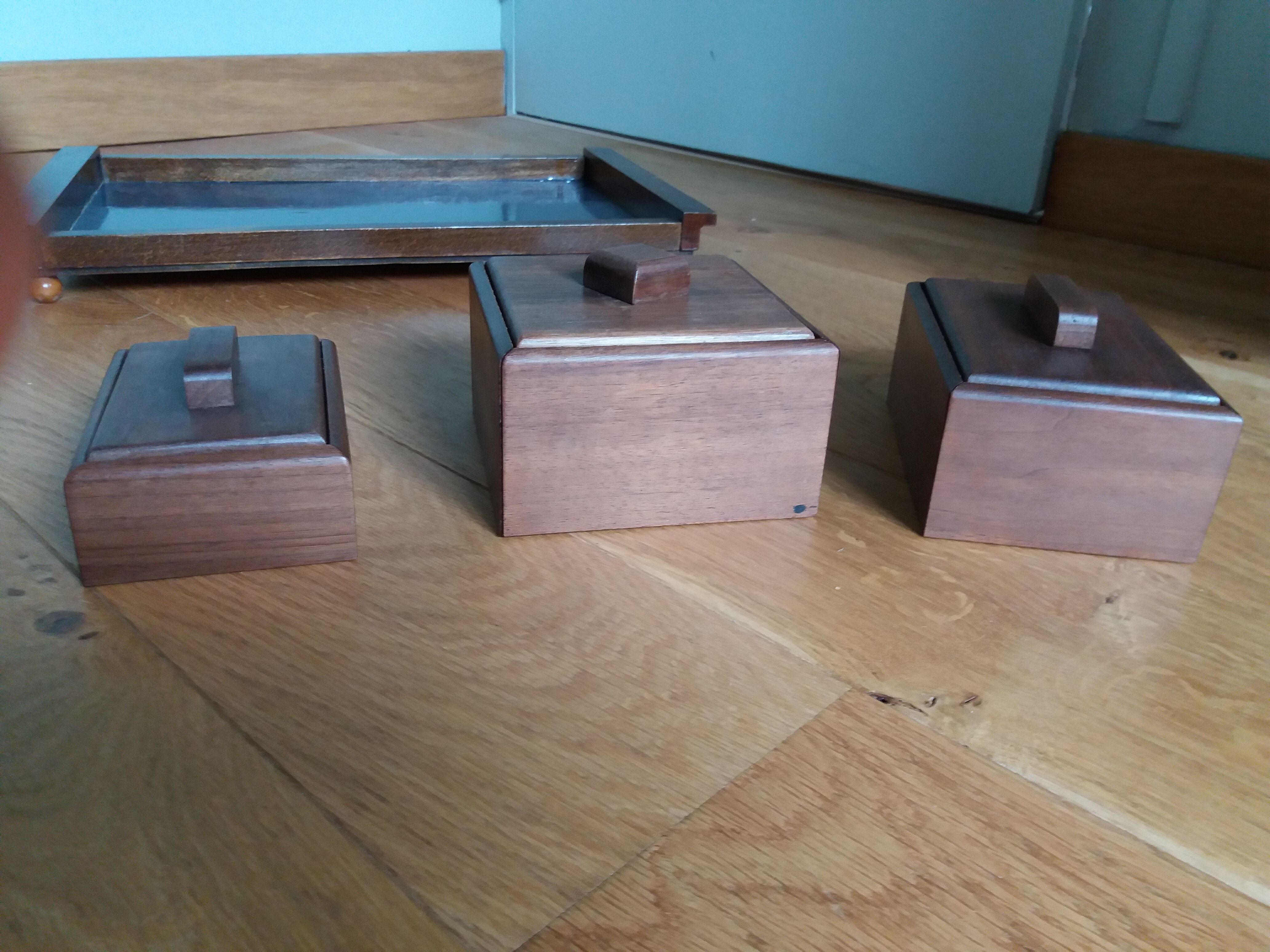 Ensemble de 3 boites en bois sur plateau set de bureau ou de fumeur