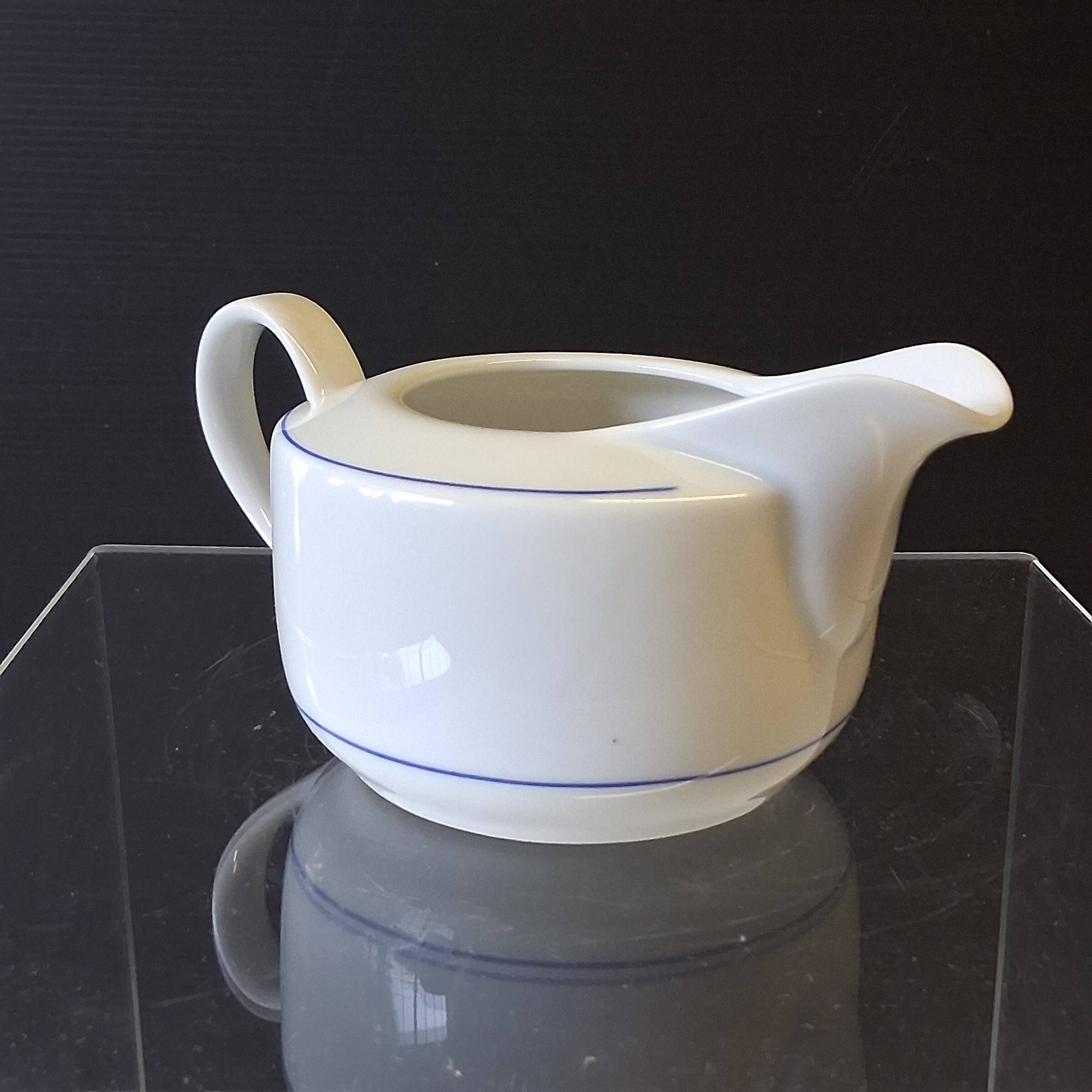 Very pretty white porcelain sauceboat in very good condition.