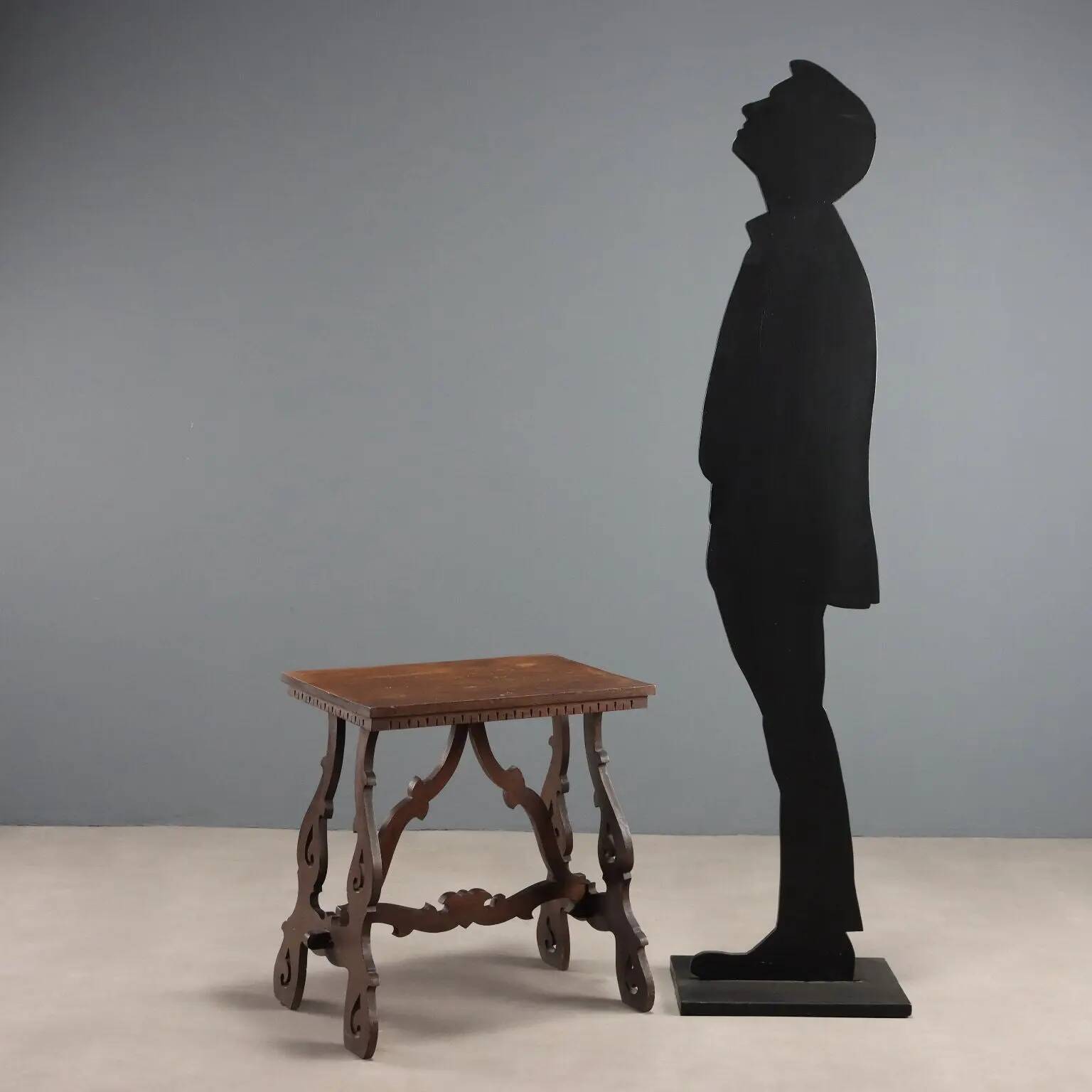 Petite table ancienne en noyer à pieds ajourés, XXe siècle