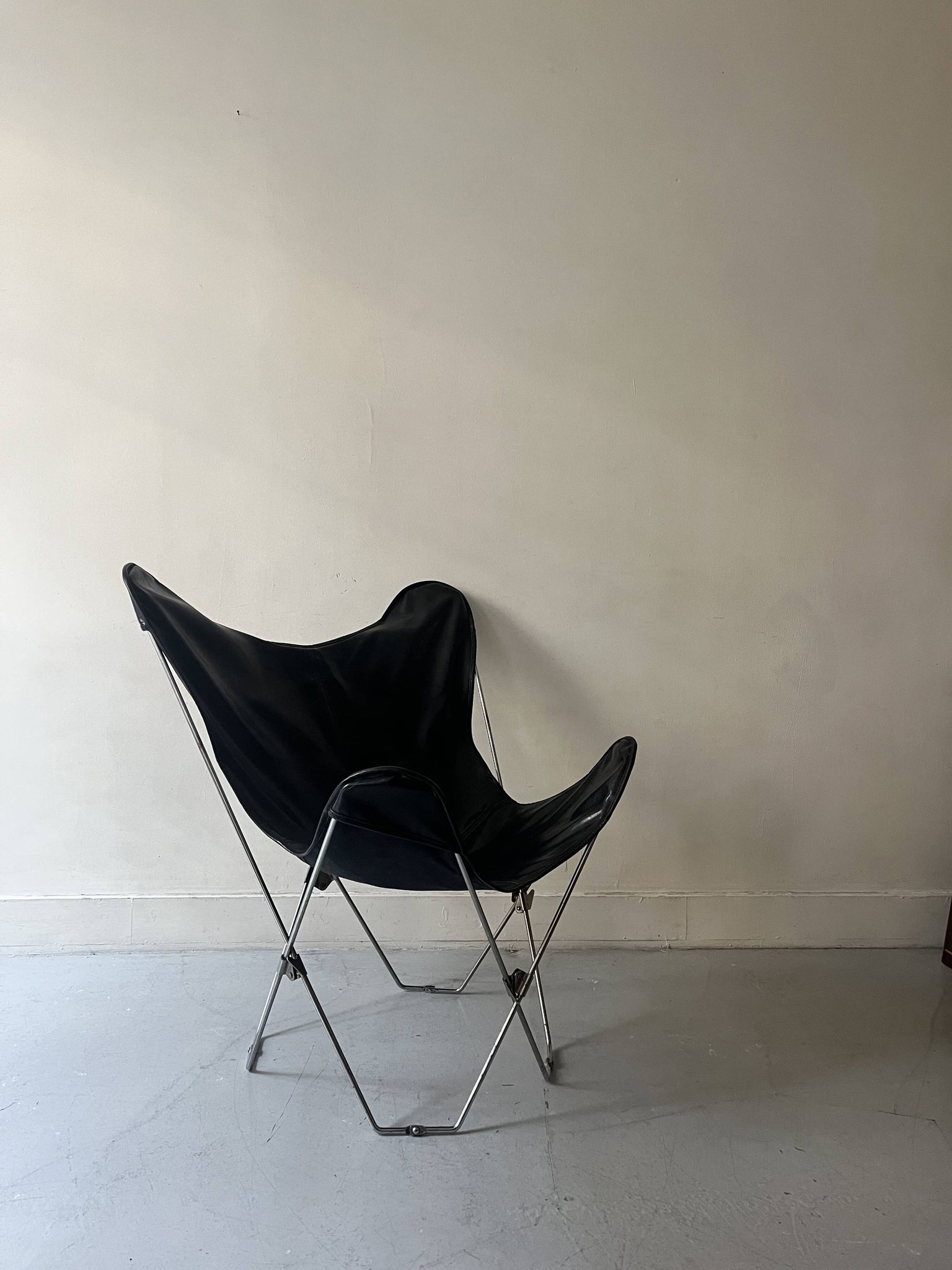 fauteuil design papillon en chrome et cuir noir
