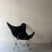 fauteuil design papillon en chrome et cuir noir
