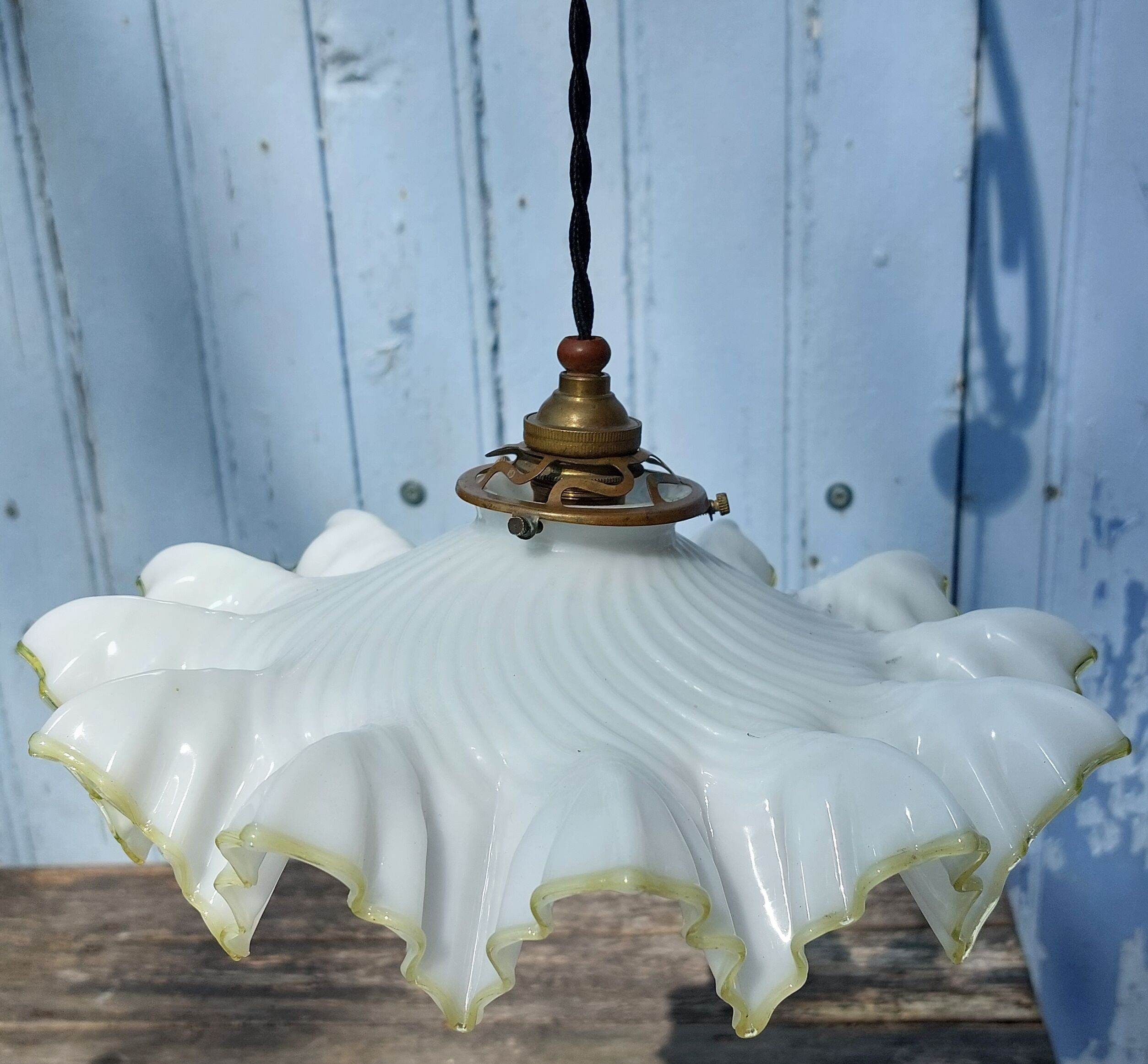 White and yellow opaline suspension