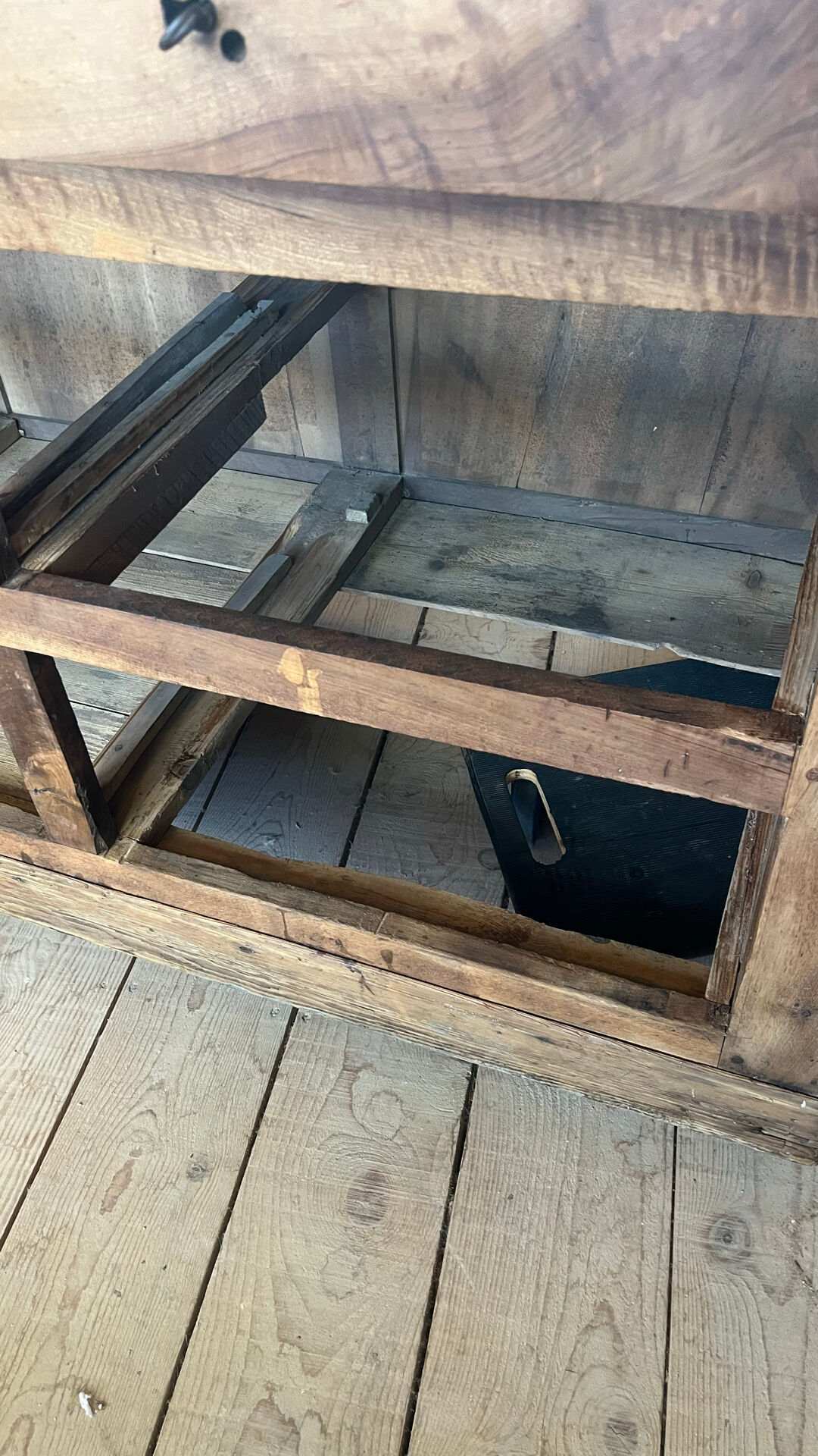 Workshop cabinet with drawers