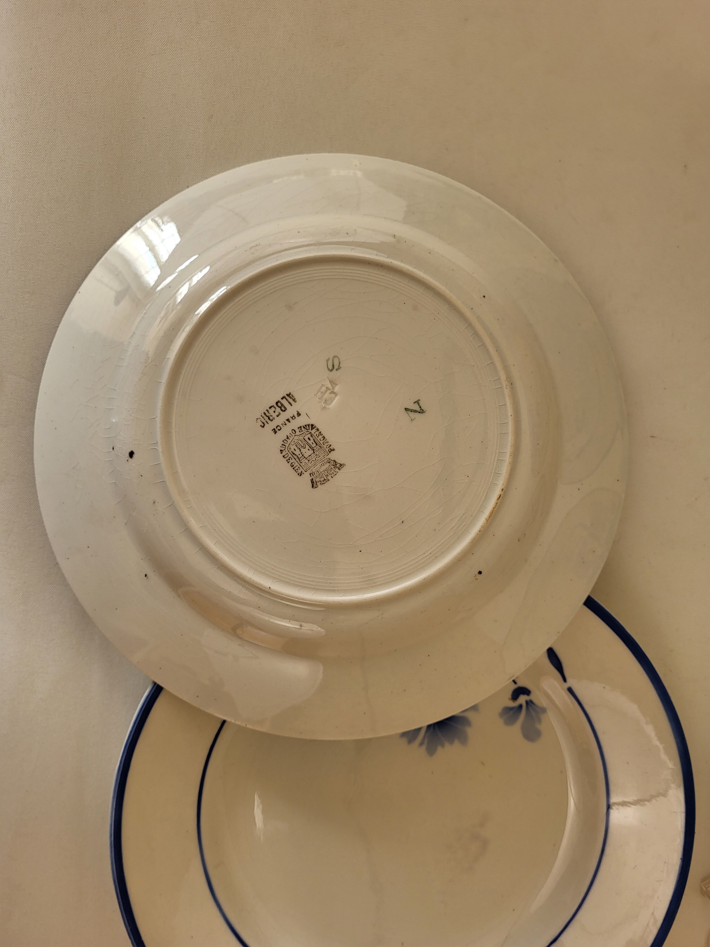 4 flat plates in Gien earthenware model Alberic