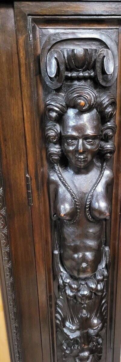 Important carved wooden library in Renaissance style, dating from the 19th century.