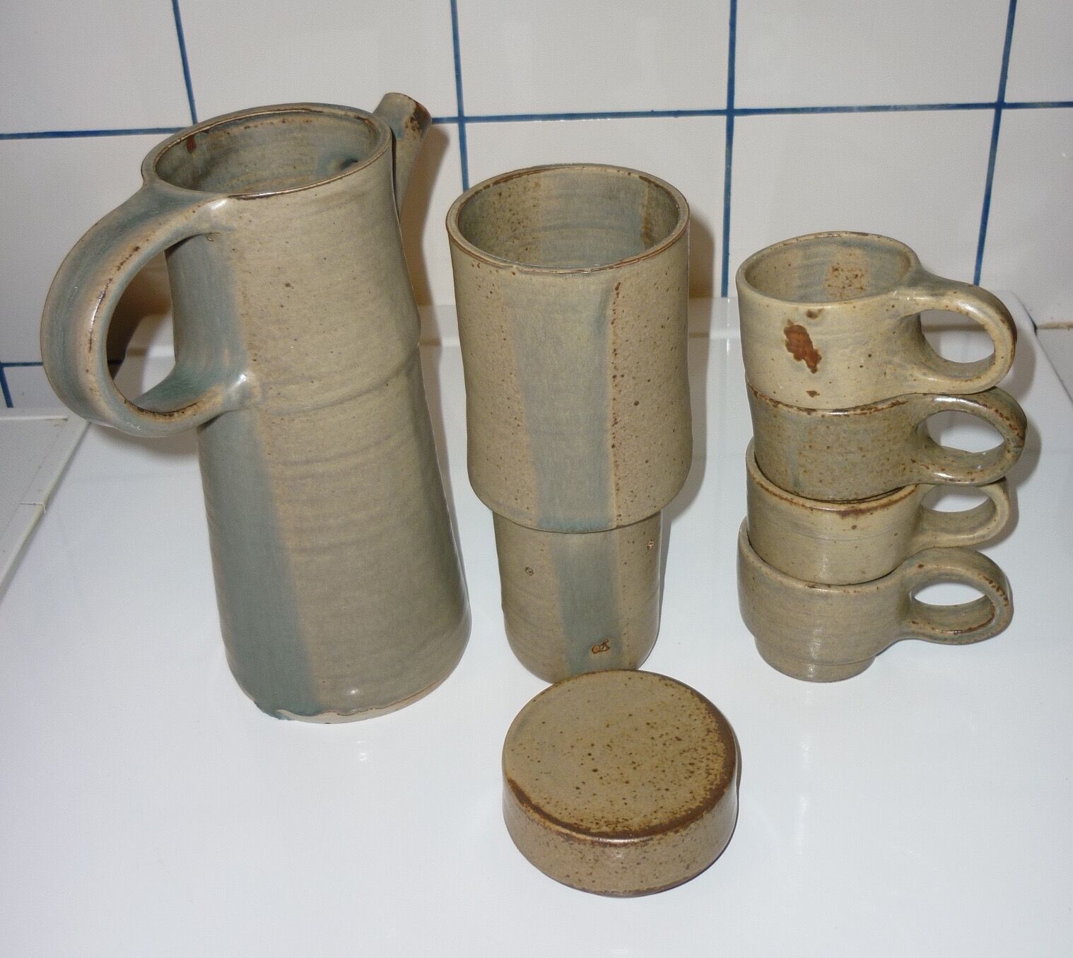 High coffee or teapot and 4 cups in sandstone
