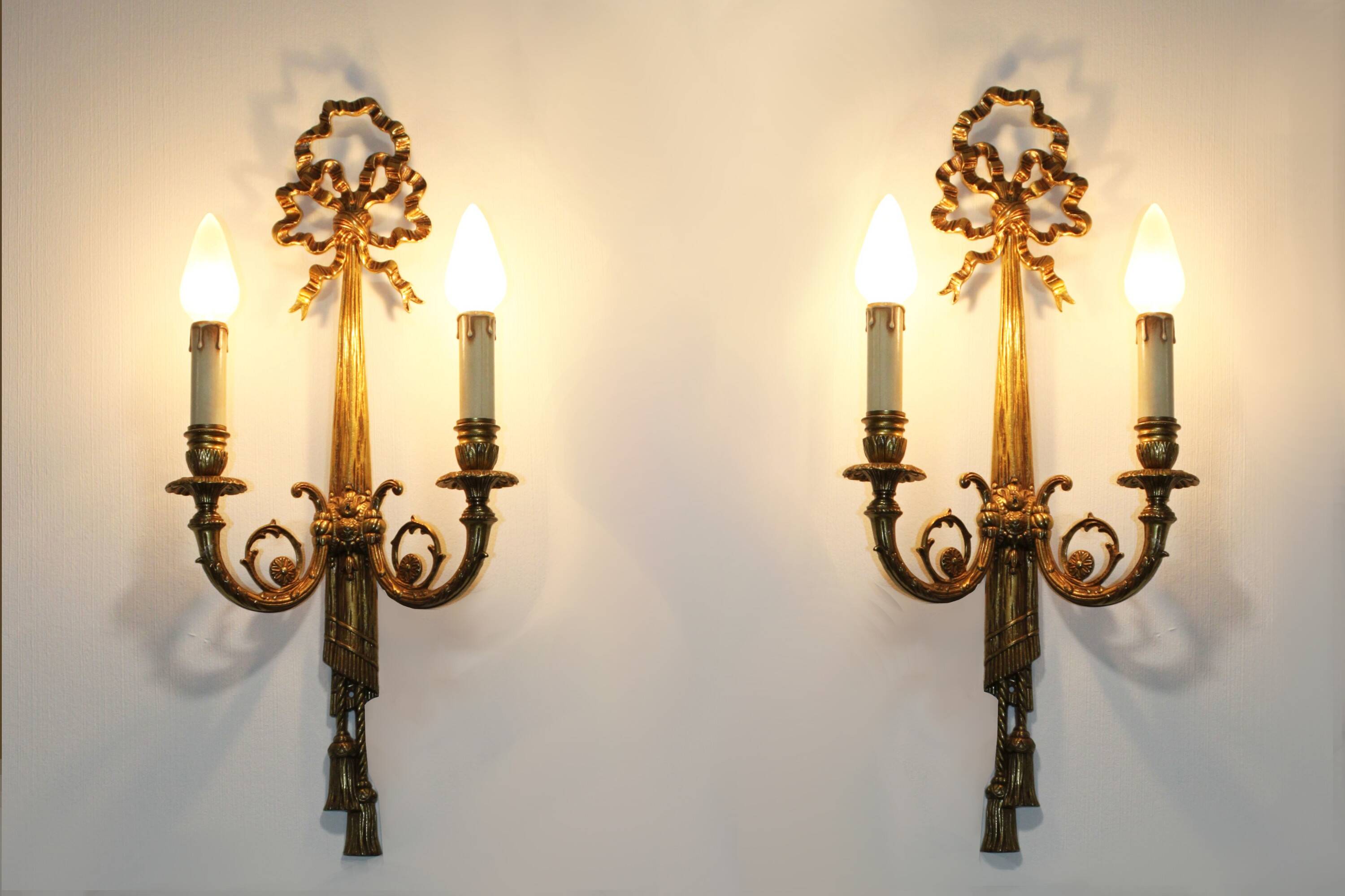 Pair of wall sconces in gilded bronze, Louis XVI style.