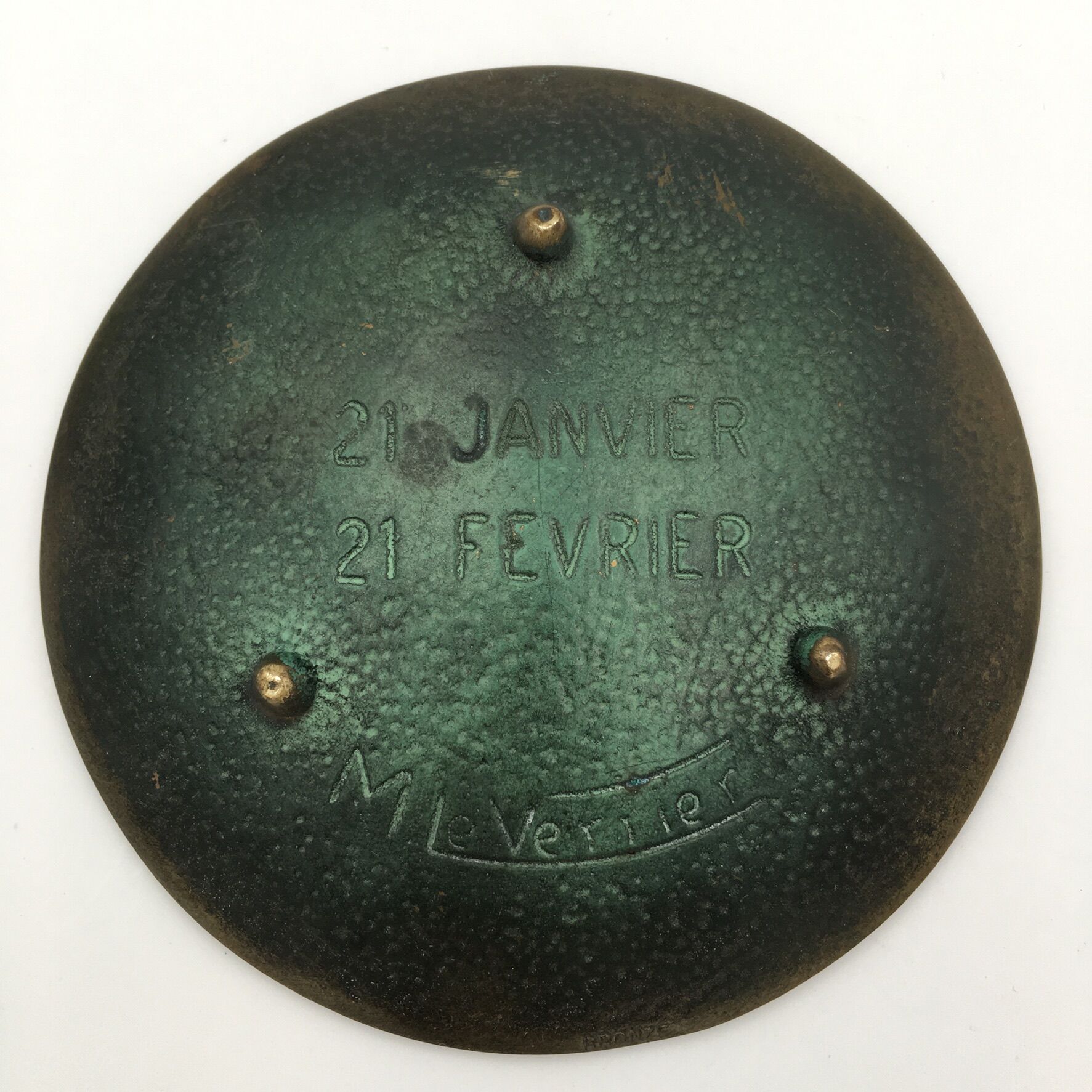 Max Le Verrier bronze trinket bowl, decoration of the sign of the zodiac Aquarius, 1930/1940