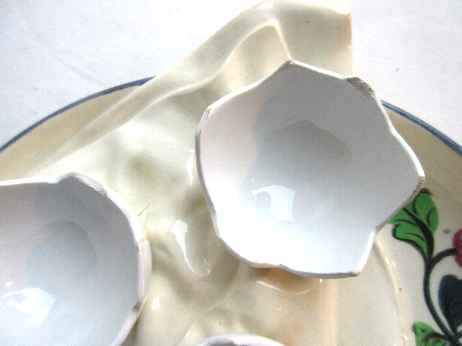 Egg dish or egg dish in slip trompe l'oeil signed GD Paris Deposited