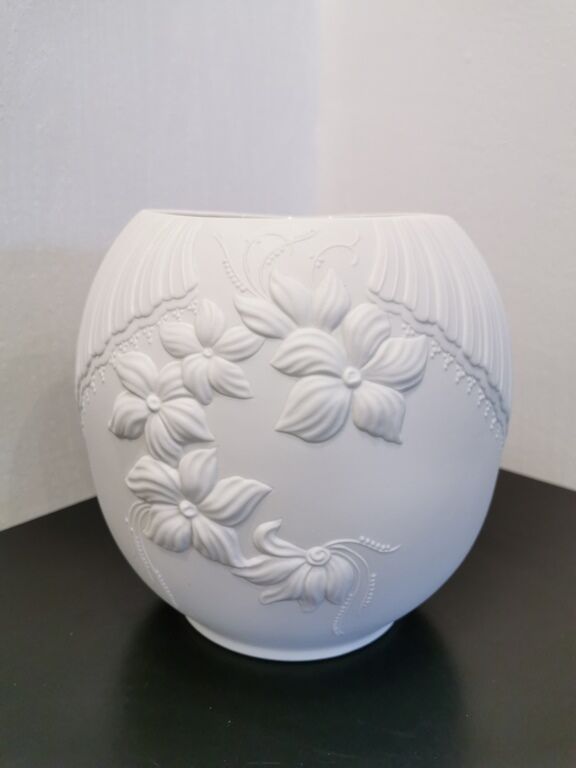 Vase en biscuit blanc signé Kaiser  M FREY Kaiser ( Germany)