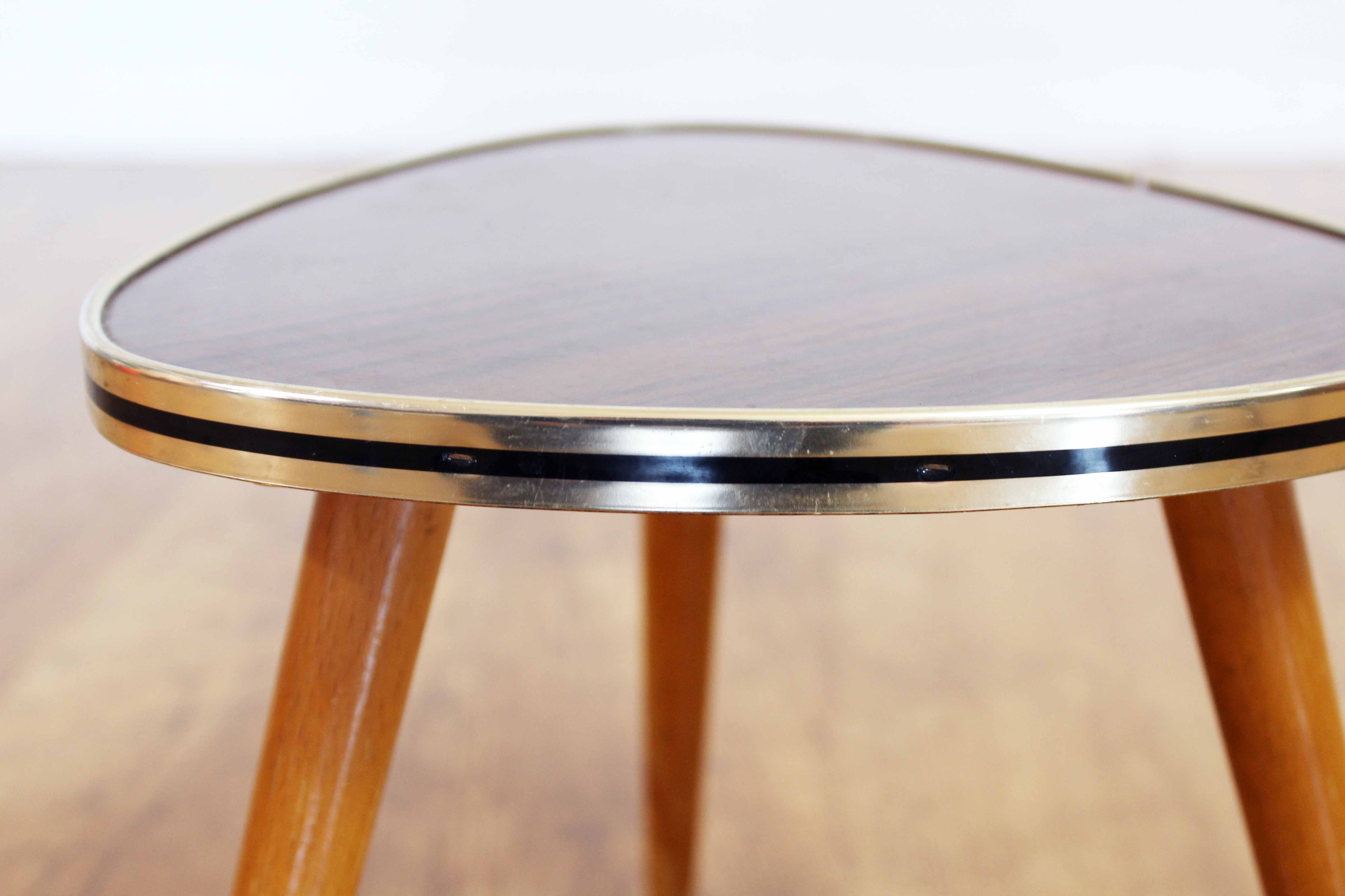 Tripod pedestal tableformica