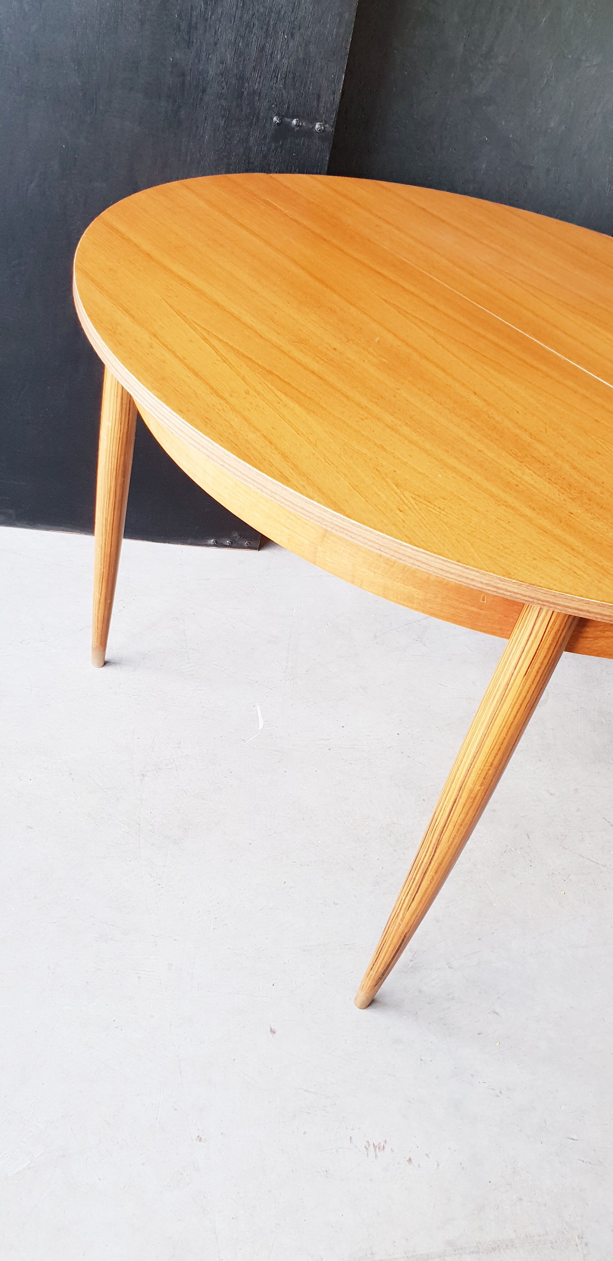 Scandinavian expandable table