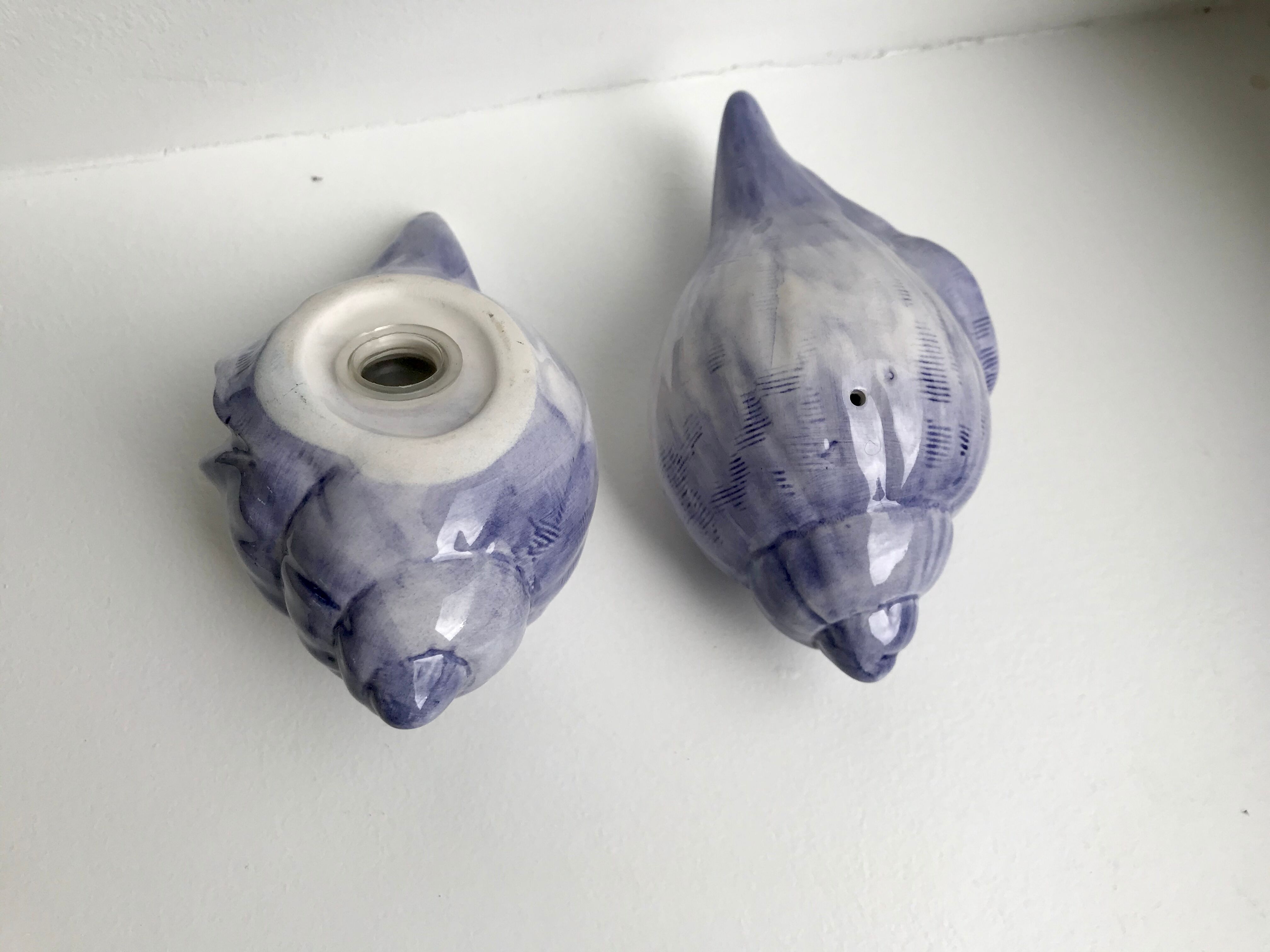 Duo of salt and pepper shaker in slurry shell pattern 70s