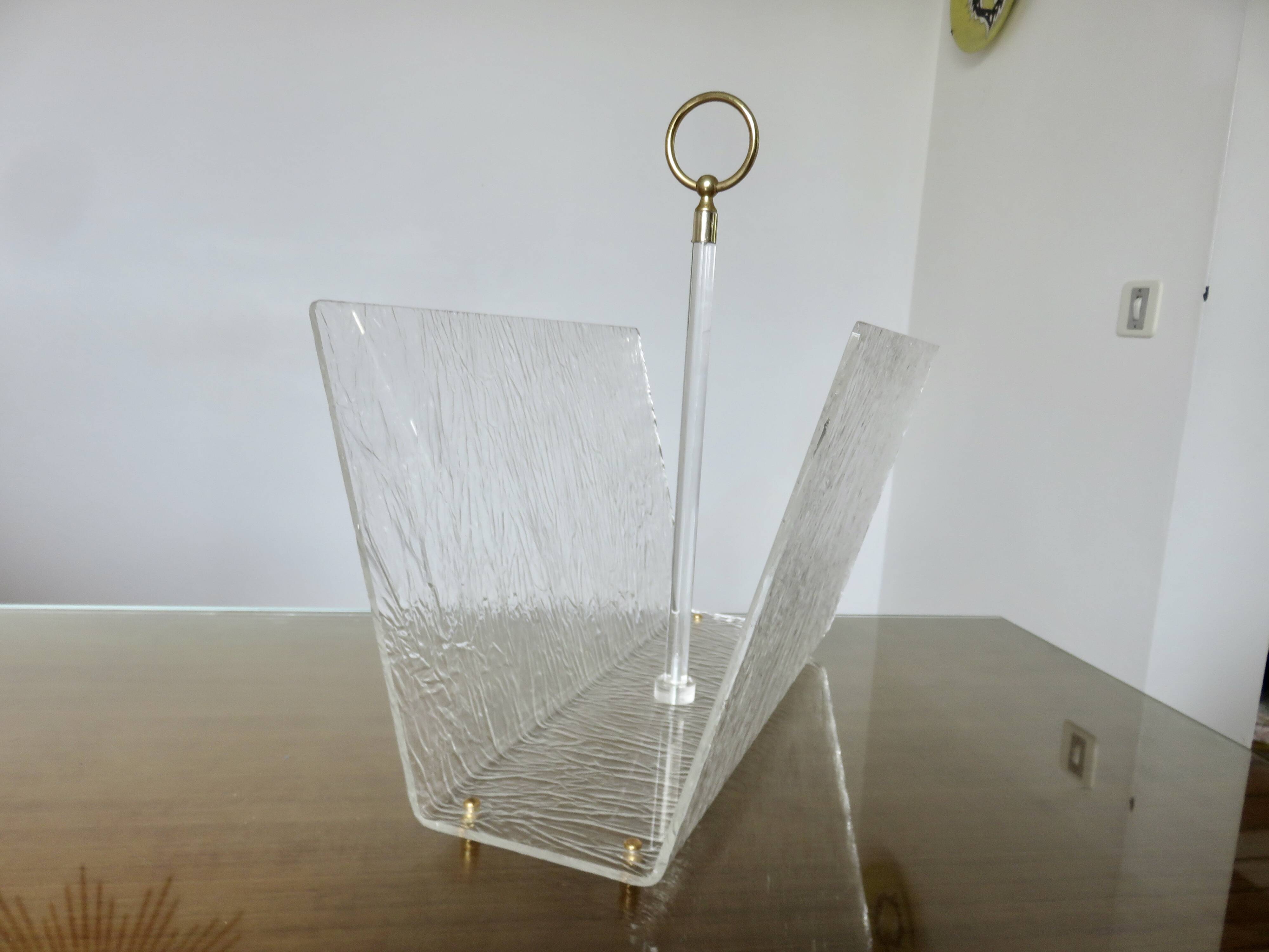 "Roche Bobois" magazine rack in lucite, plexiglass, altuglas and brass, 1970