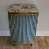 Meuble bleu pastel en rotin et tissu vintage