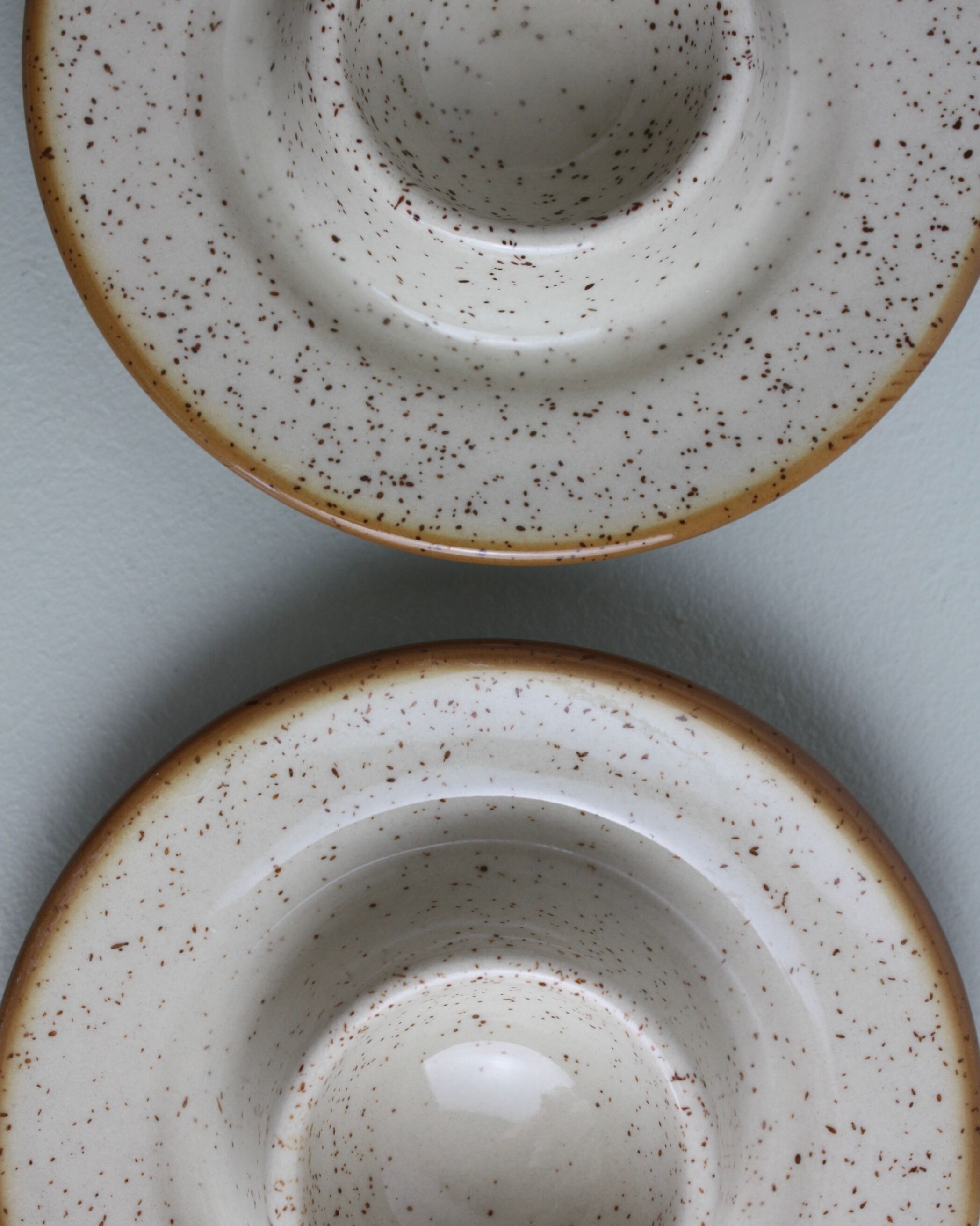 Set de 6 coquetiers en grès moucheté