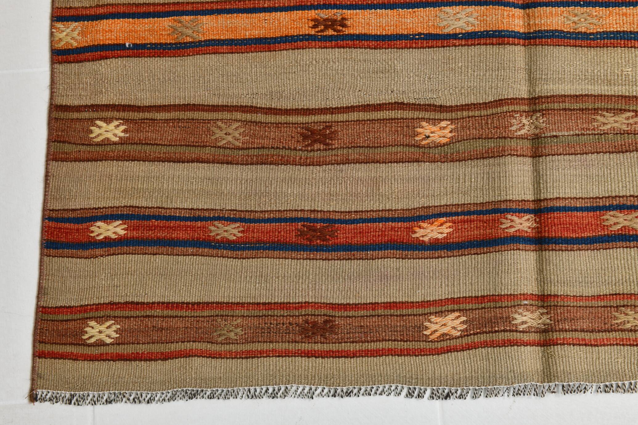 Tapis Kilim beige et bleu marine 4x5, motif ethnique, 120x146 cm