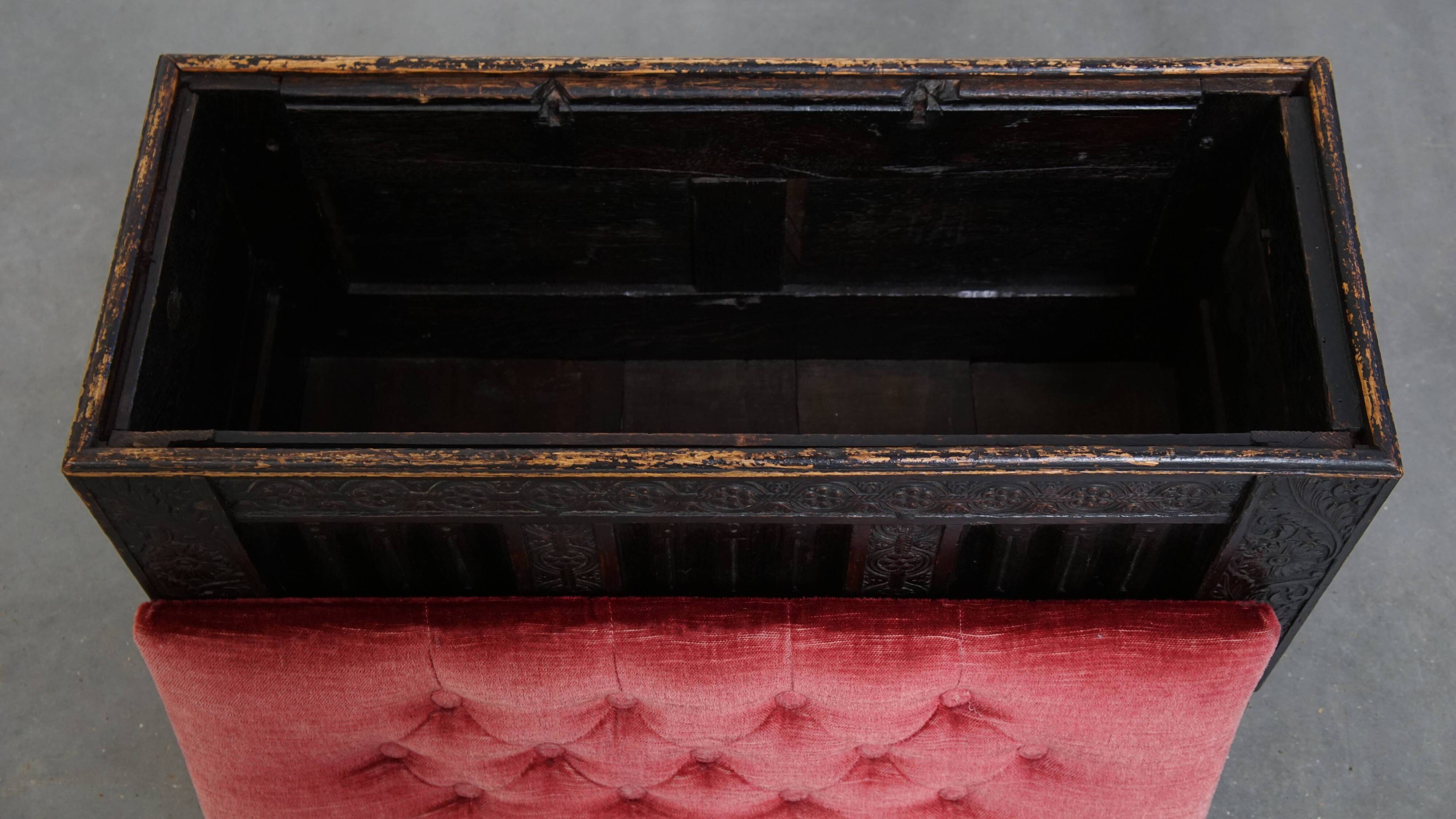 Banc/coffre anglais antique avec siège capitonné rouge