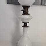 Lampe à pétrole électrifiée en opaline